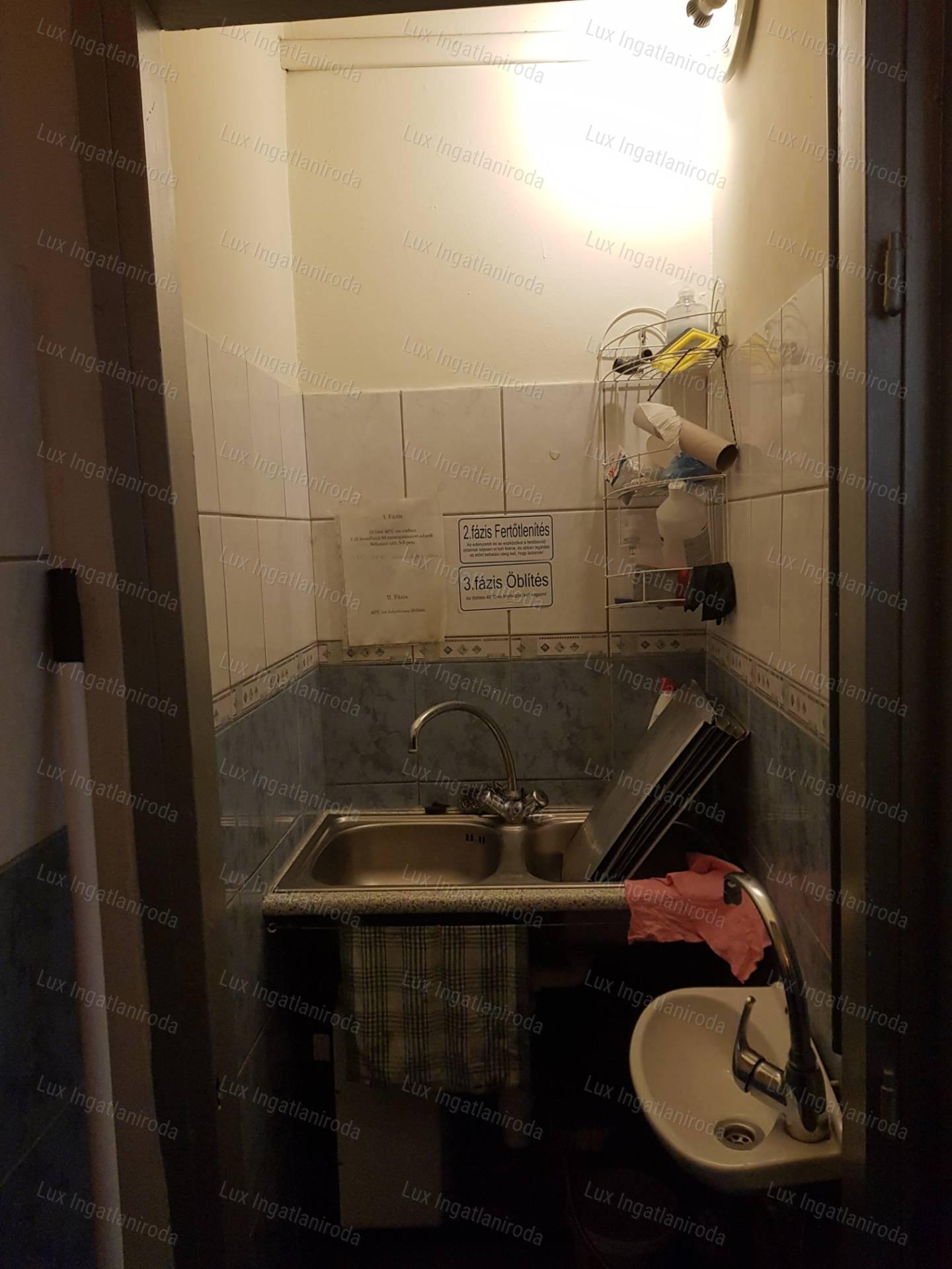 ELADÓ üzlethelyiség a KONZUM emeletén  !