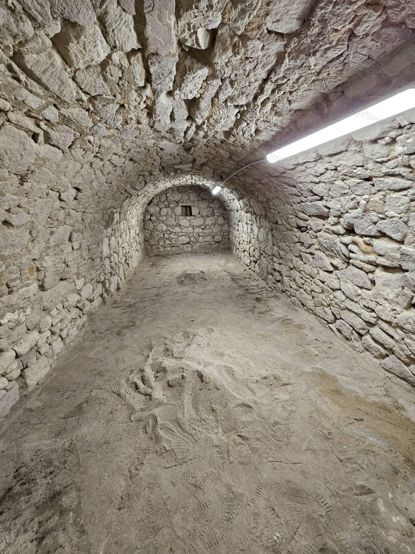 Felújított családi ház Únyon!
