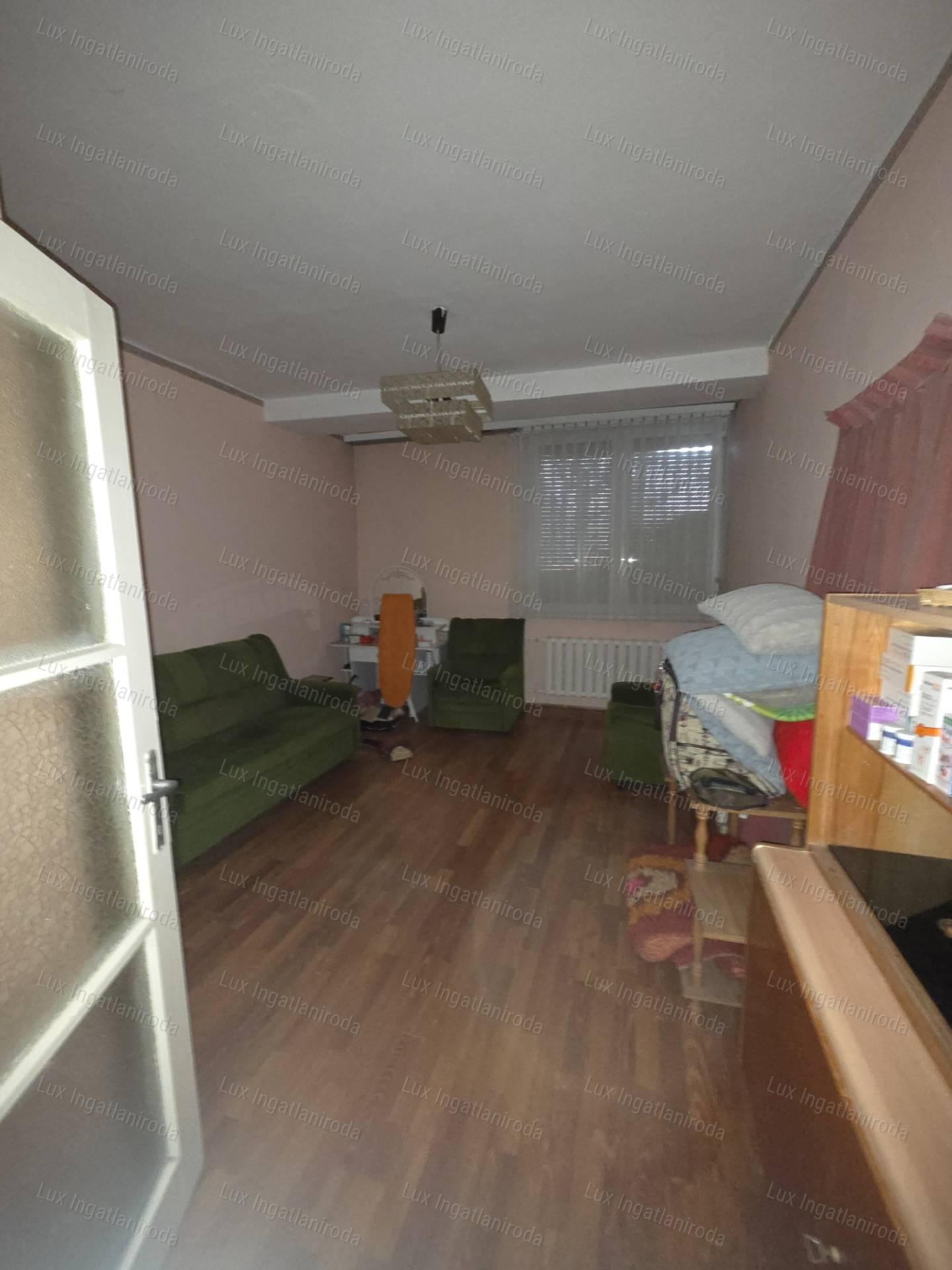 Eladó 3 szobás földszinti lakás üzleti potenciállal Oroszlány szívében