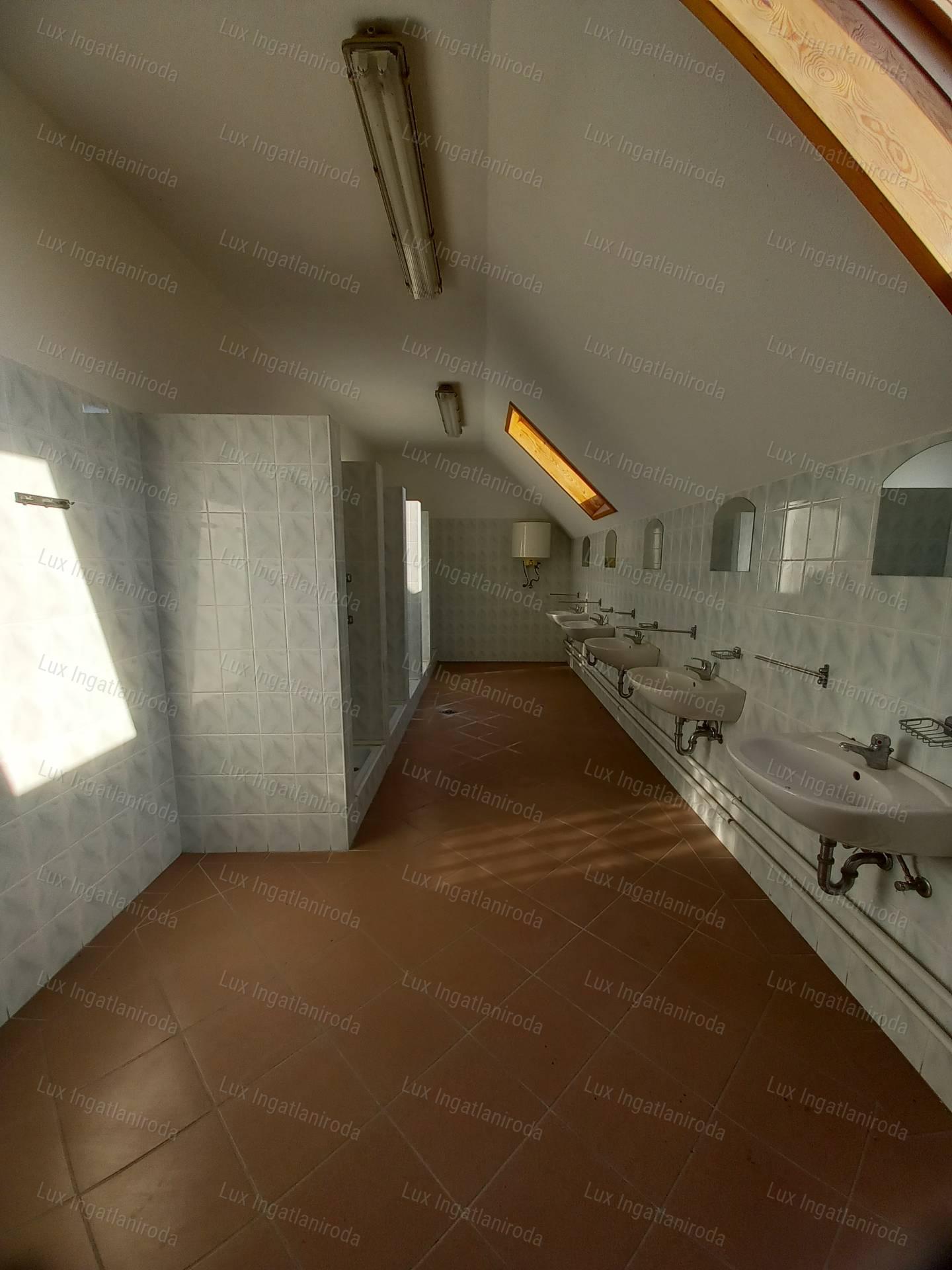 Kiváló megközelíthetőségű ipari ingatlan 5513m²-es telken Almásfüzitőn