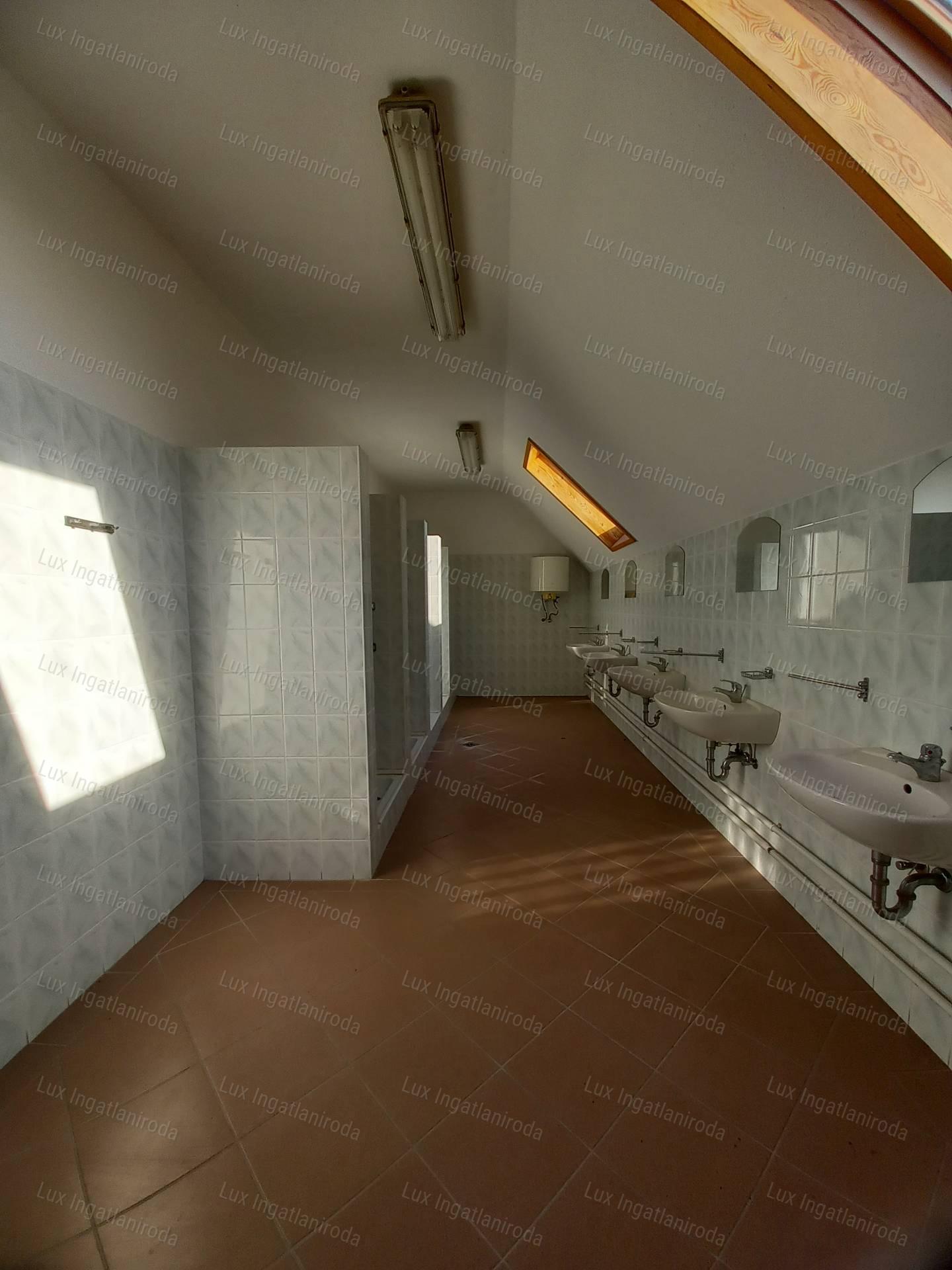 Kiváló megközelíthetőségű ipari ingatlan 5513m²-es telken Almásfüzitőn