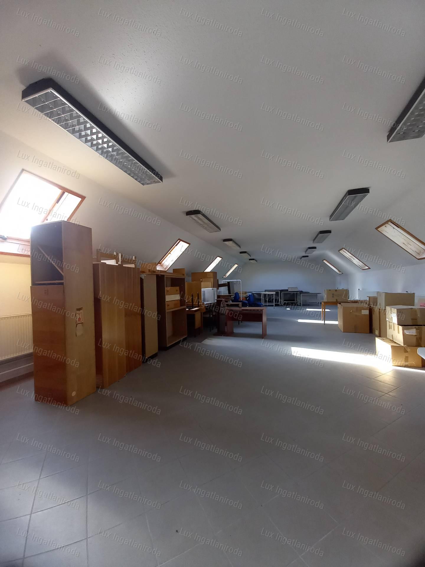 Kiváló megközelíthetőségű ipari ingatlan 5513m²-es telken Almásfüzitőn