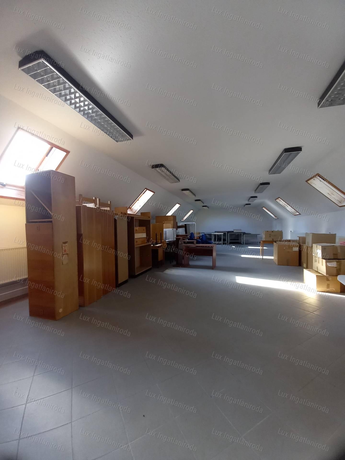 Kiváló megközelíthetőségű ipari ingatlan 5513m²-es telken Almásfüzitőn