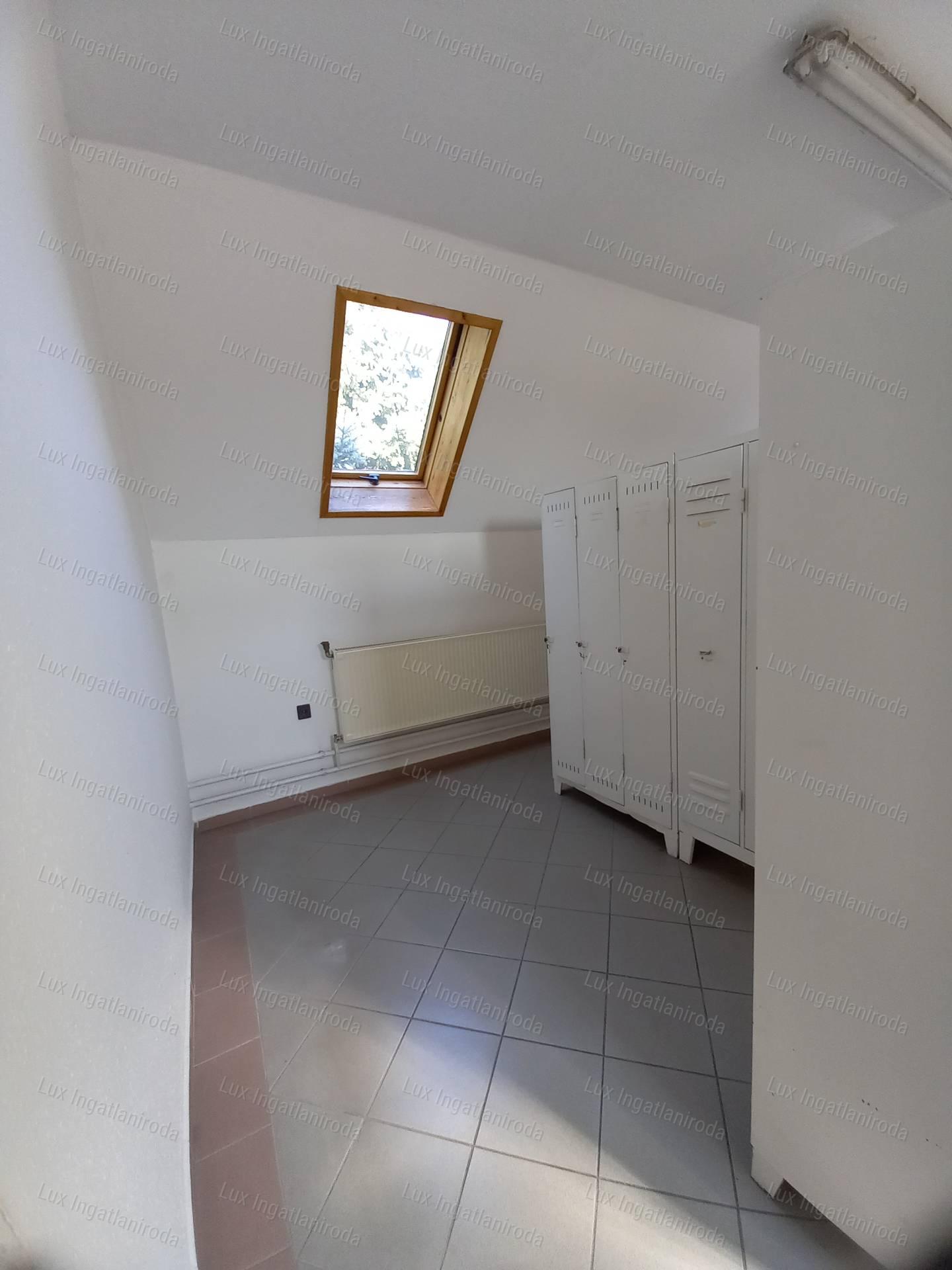 Kiváló megközelíthetőségű ipari ingatlan 5513m²-es telken Almásfüzitőn