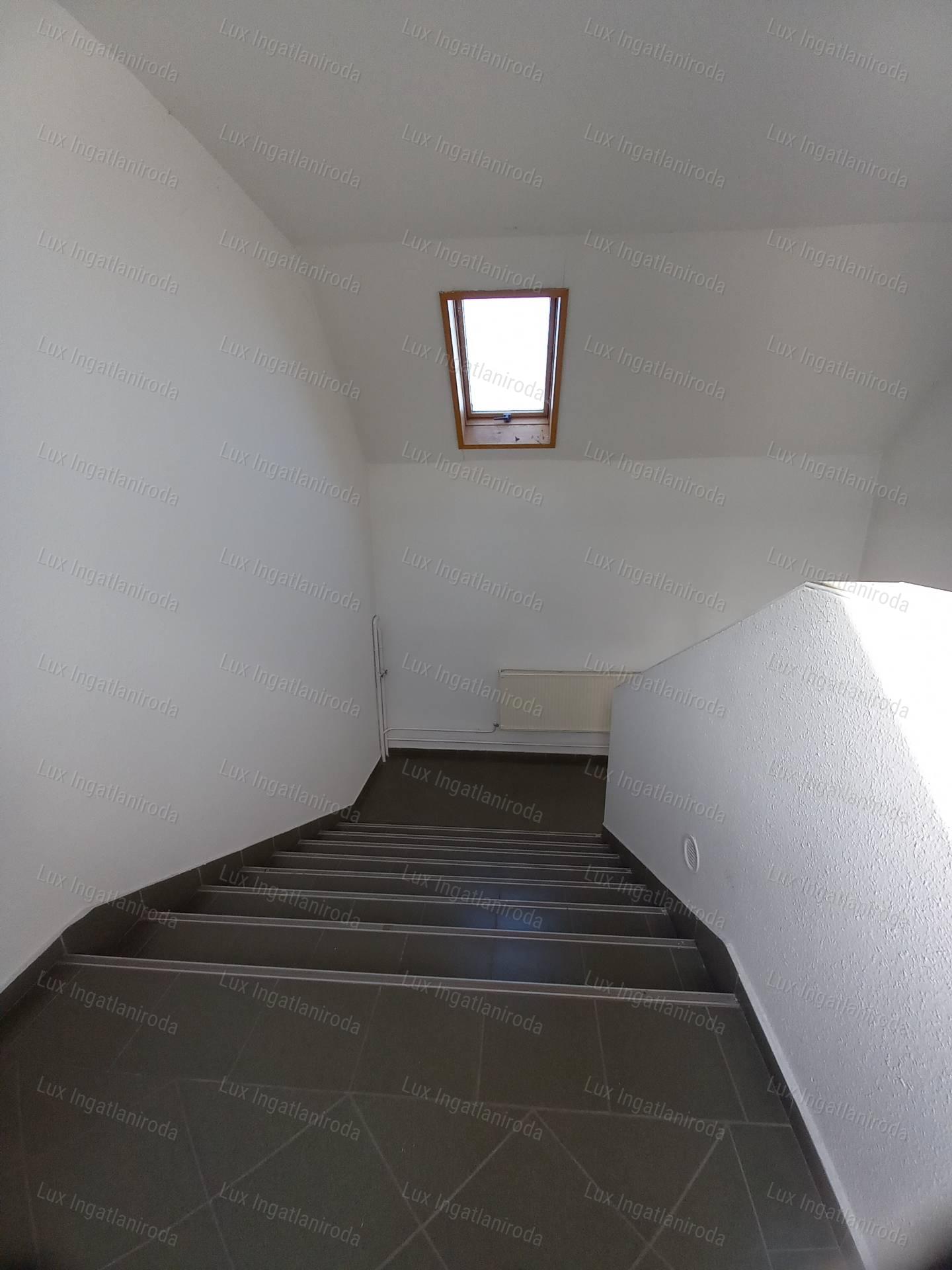 Kiváló megközelíthetőségű ipari ingatlan 5513m²-es telken Almásfüzitőn