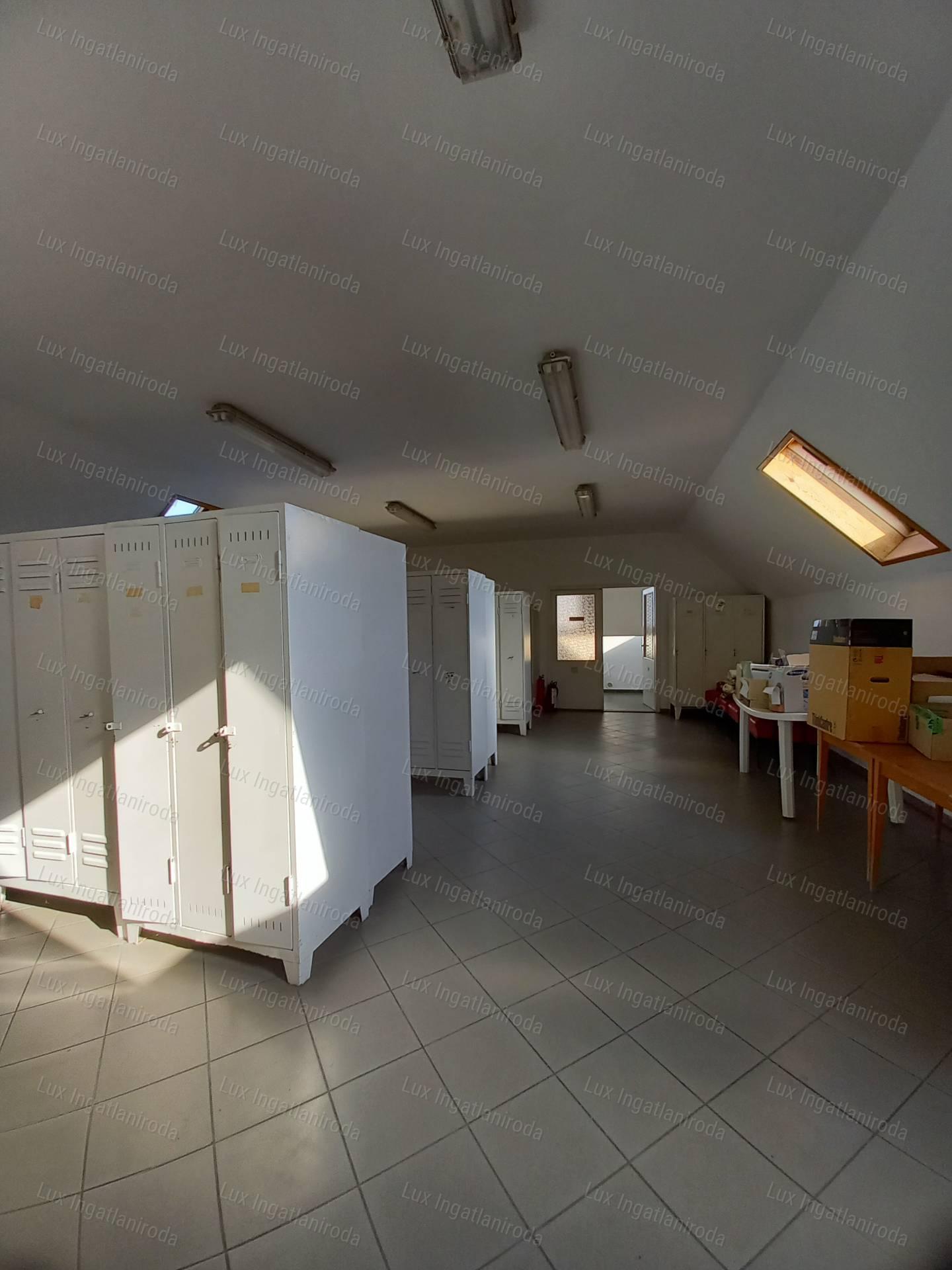 Kiváló megközelíthetőségű ipari ingatlan 5513m²-es telken Almásfüzitőn