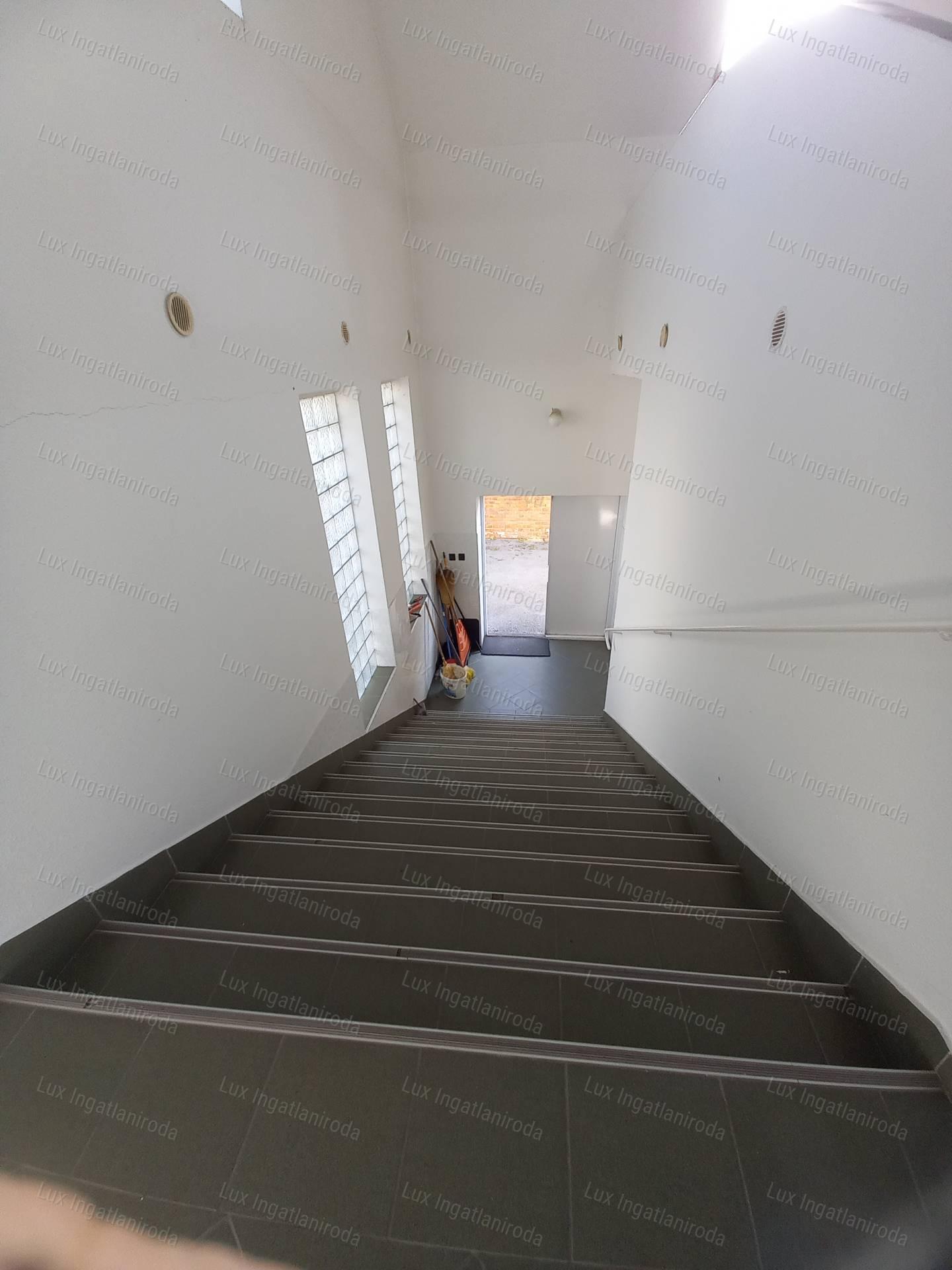 Kiváló megközelíthetőségű ipari ingatlan 5513m²-es telken Almásfüzitőn