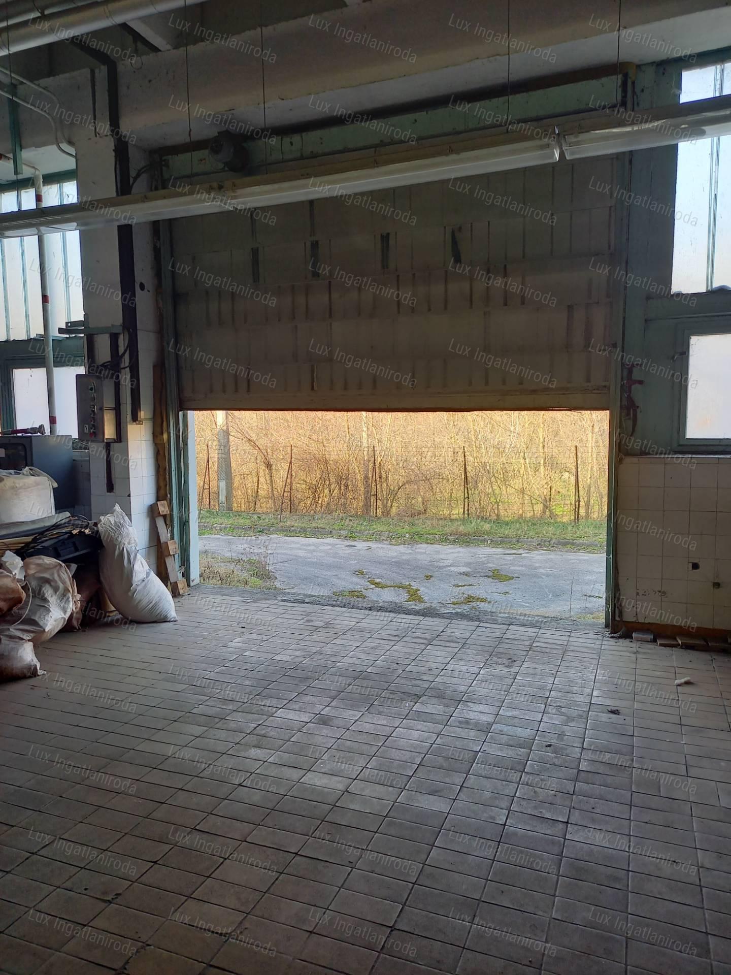 Kiváló megközelíthetőségű ipari ingatlan 5513m²-es telken Almásfüzitőn