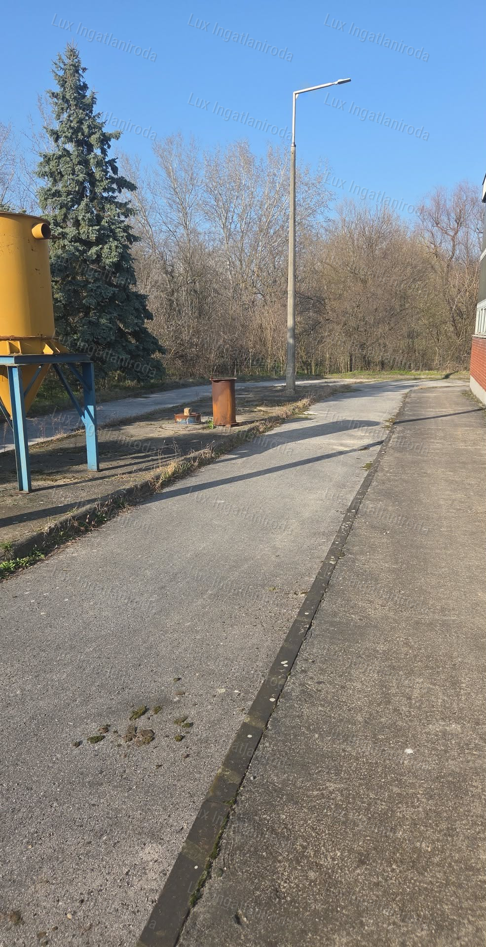 Kiváló megközelíthetőségű ipari ingatlan 5513m²-es telken Almásfüzitőn