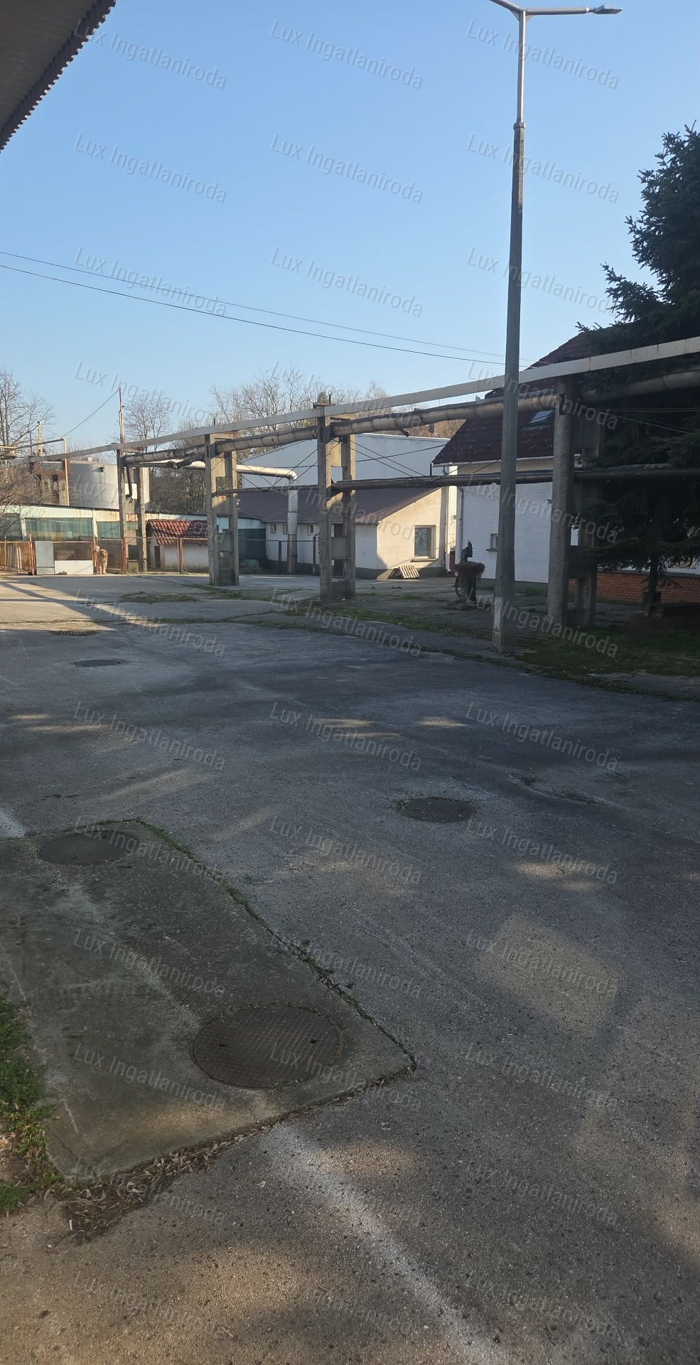 Kiváló megközelíthetőségű ipari ingatlan 5513m²-es telken Almásfüzitőn