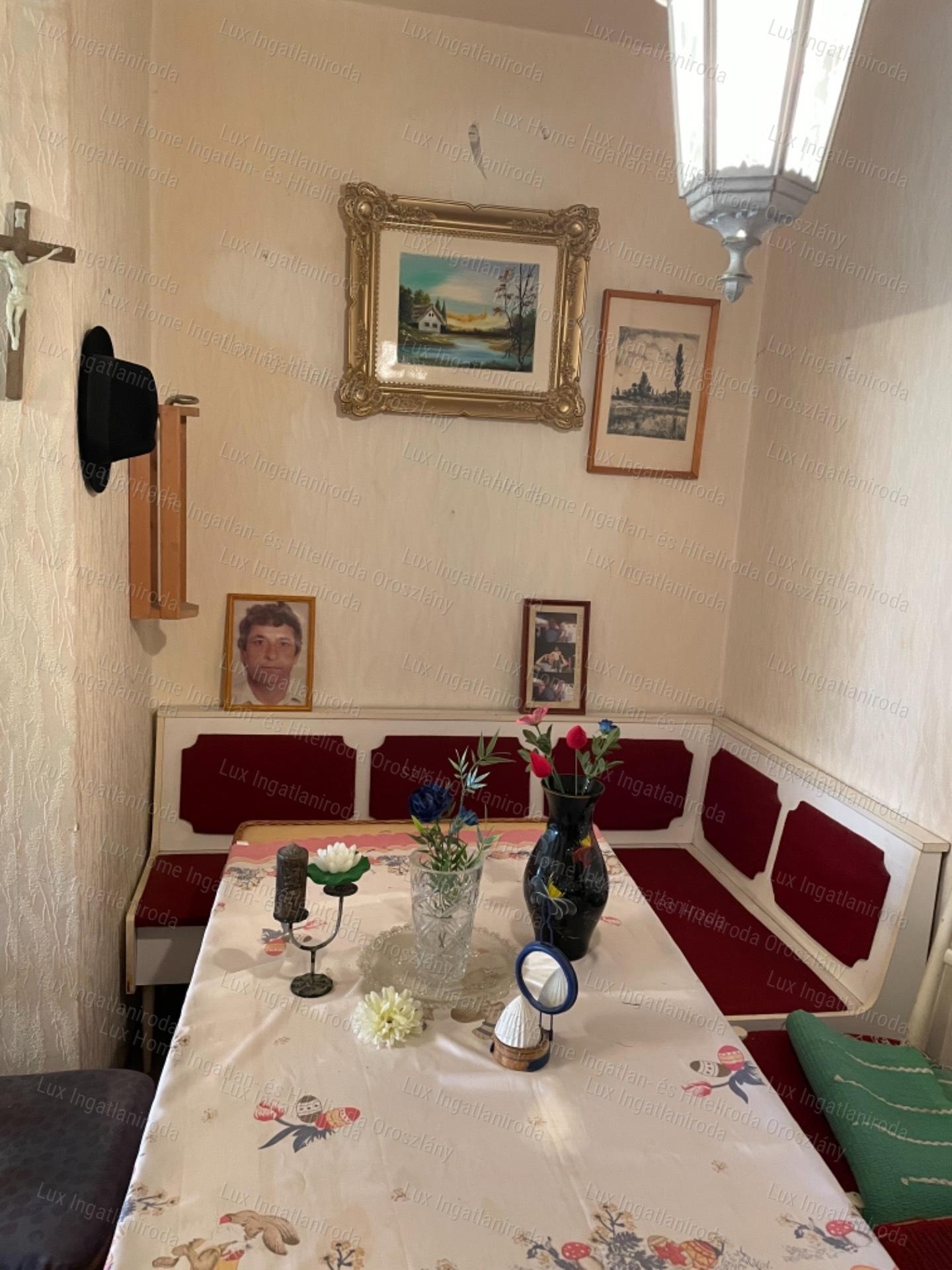 Oroszlányon eladó egy 53 nm-es földszinti két szoba + hallos lakás!