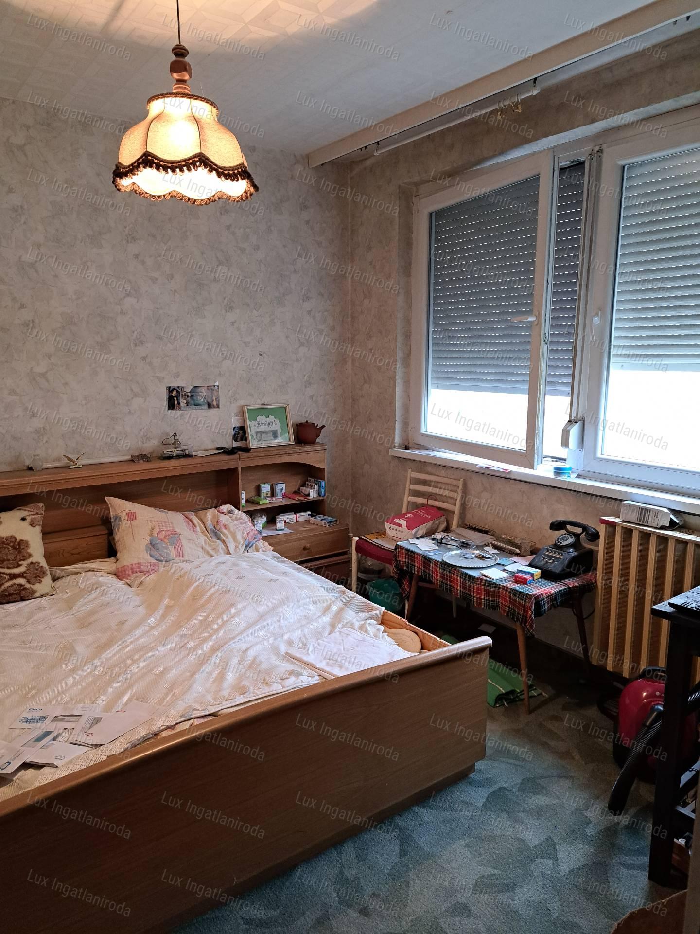 Oroszlányon eladó egy 53 nm-es földszinti két szoba + hallos lakás!