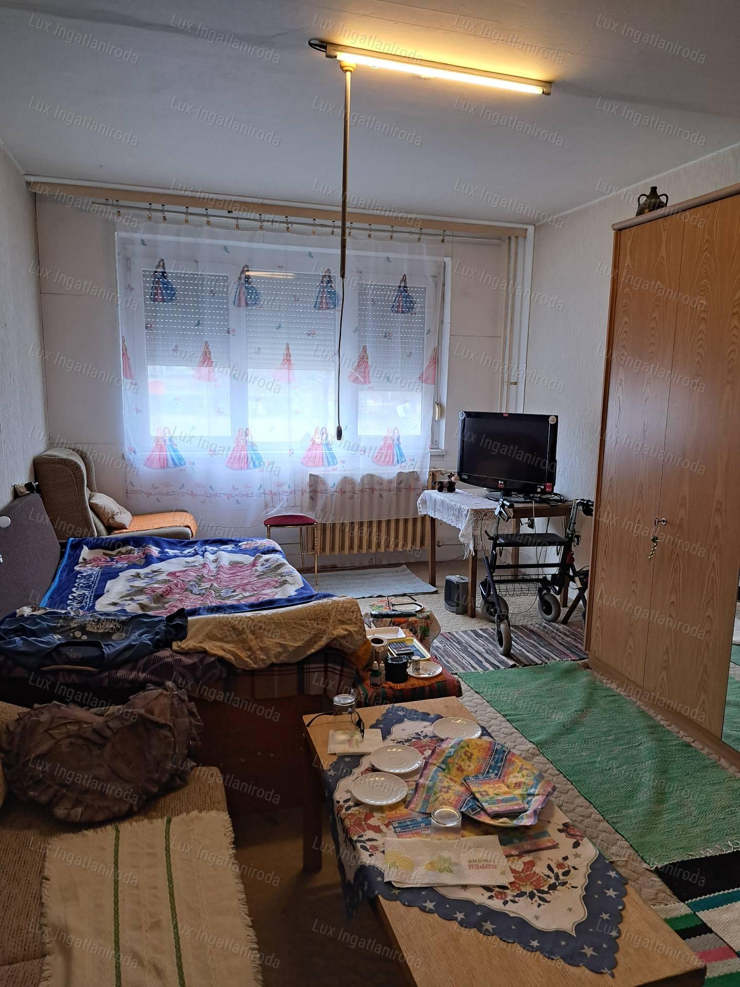 Oroszlányon eladó egy 53 nm-es földszinti két szoba + hallos lakás!