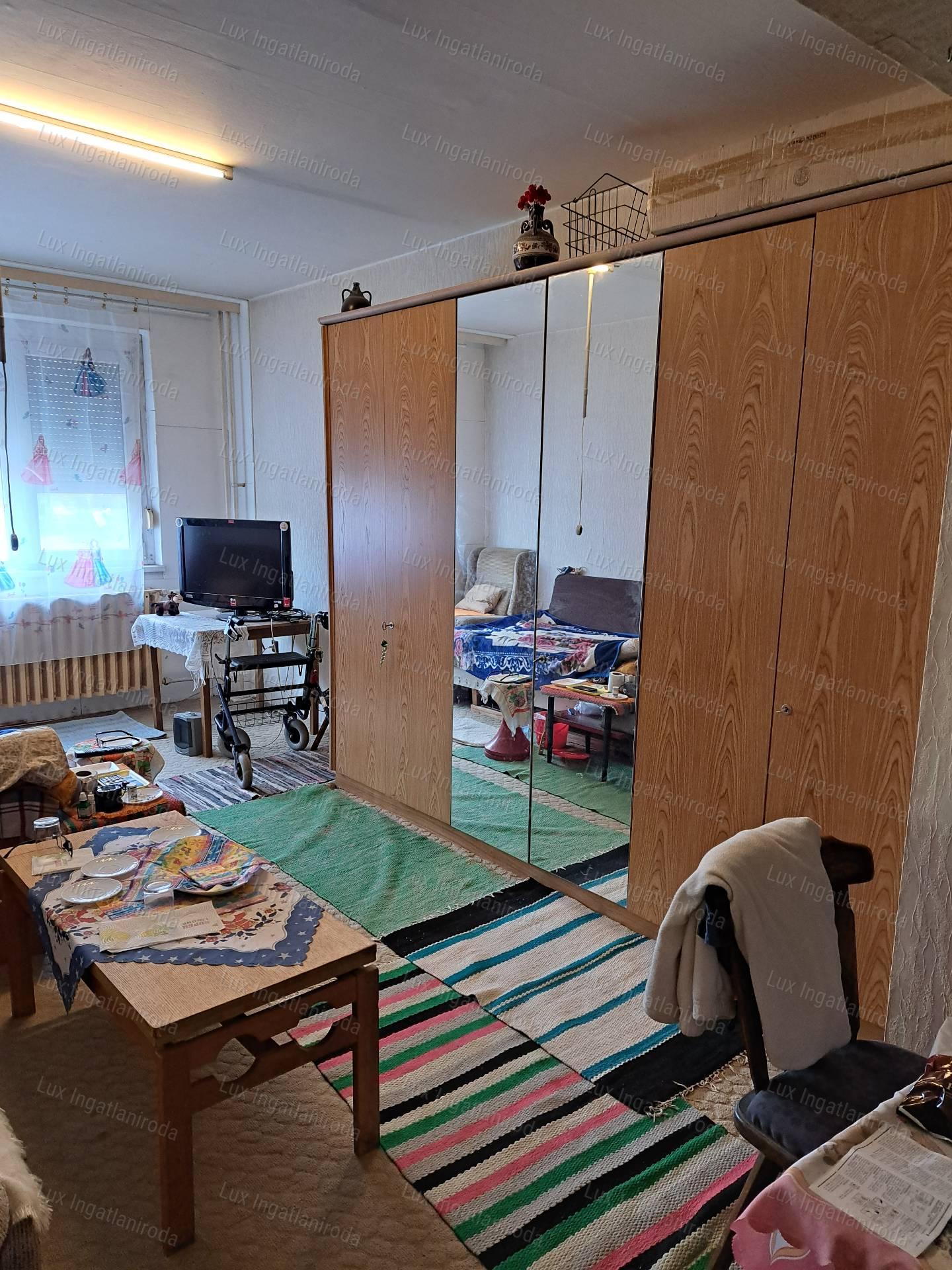 Oroszlányon eladó egy 53 nm-es földszinti két szoba + hallos lakás!