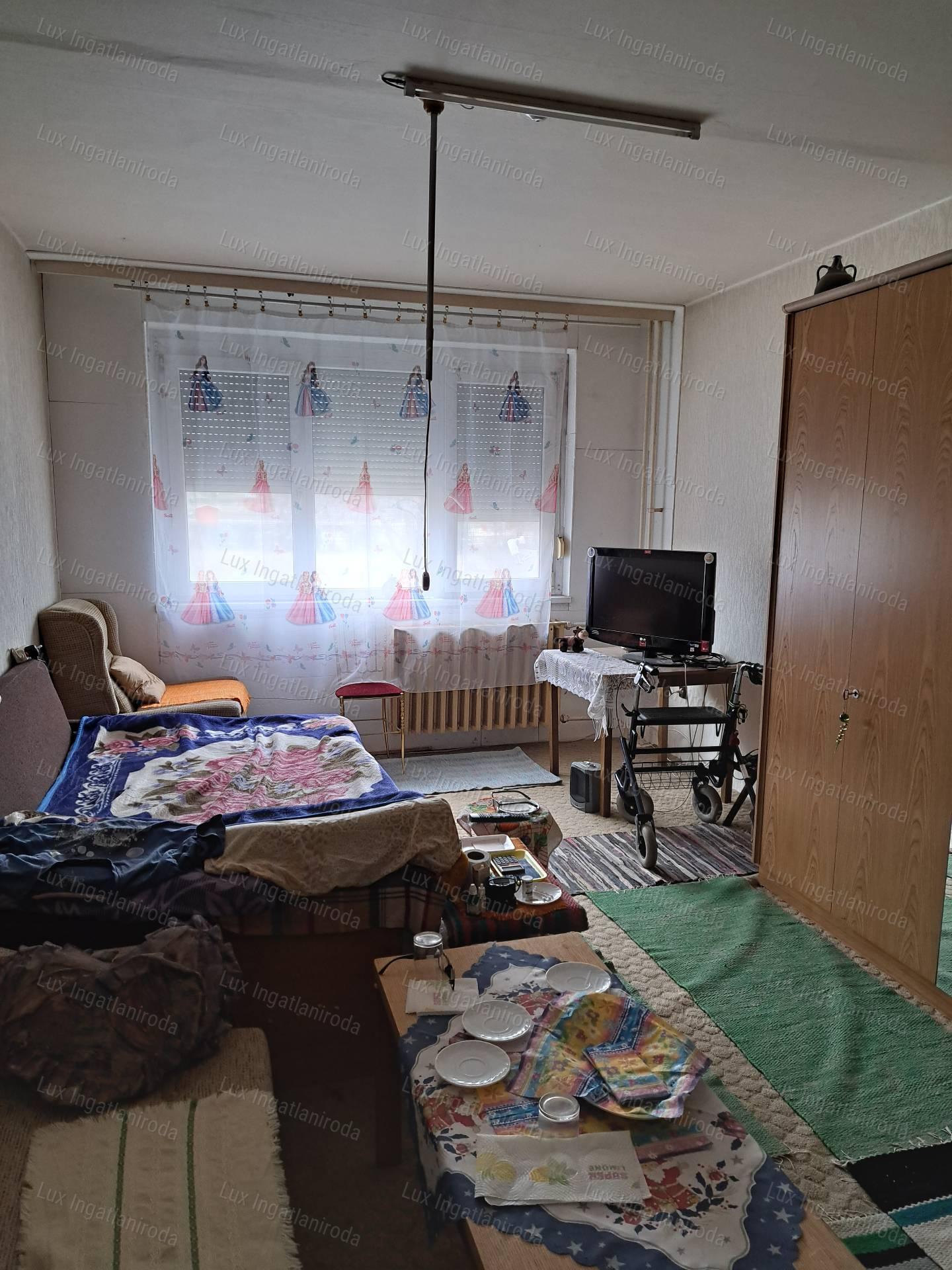 Oroszlányon eladó egy 53 nm-es földszinti két szoba + hallos lakás!