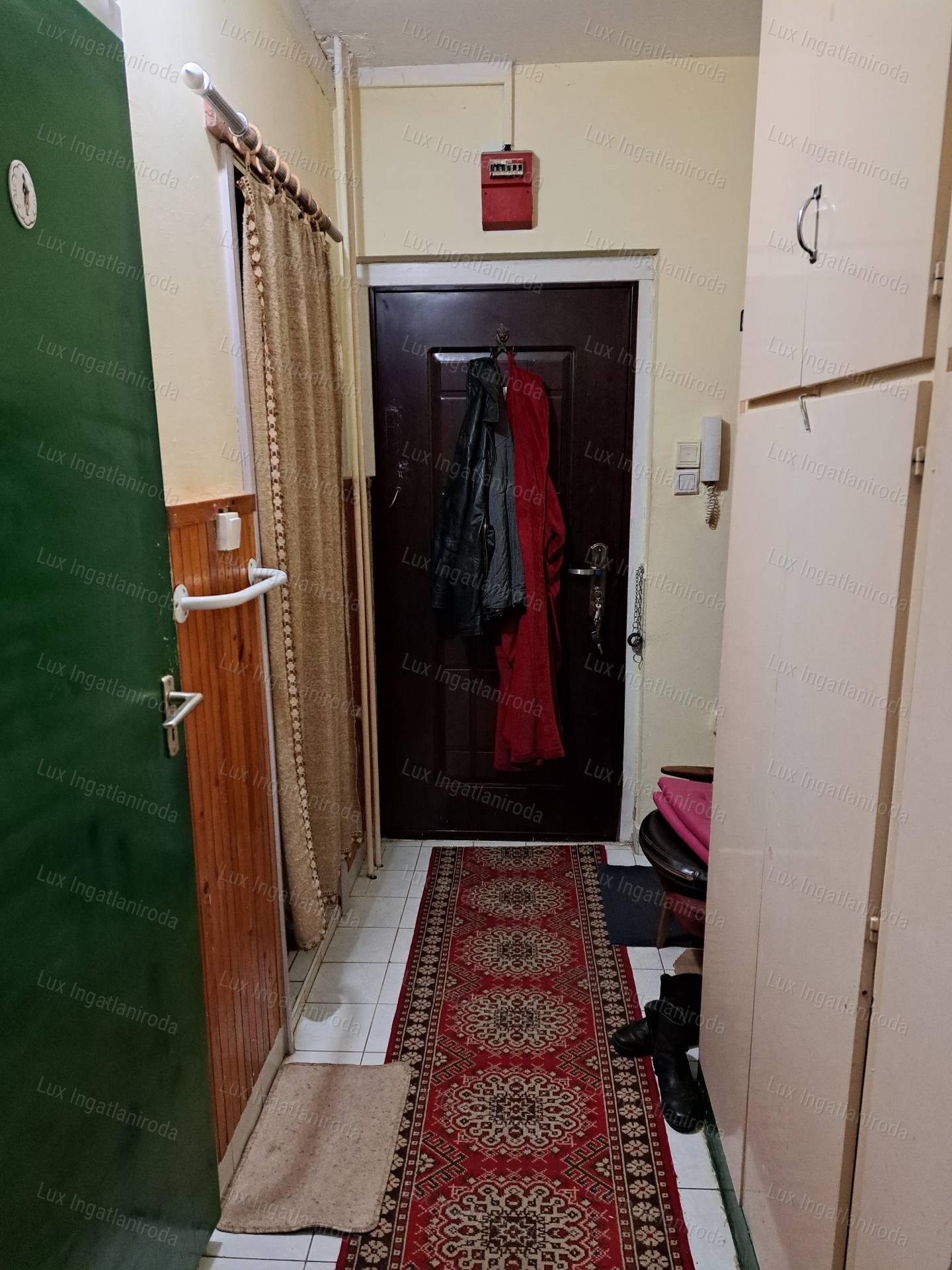Oroszlányon eladó egy 53 nm-es földszinti két szoba + hallos lakás!
