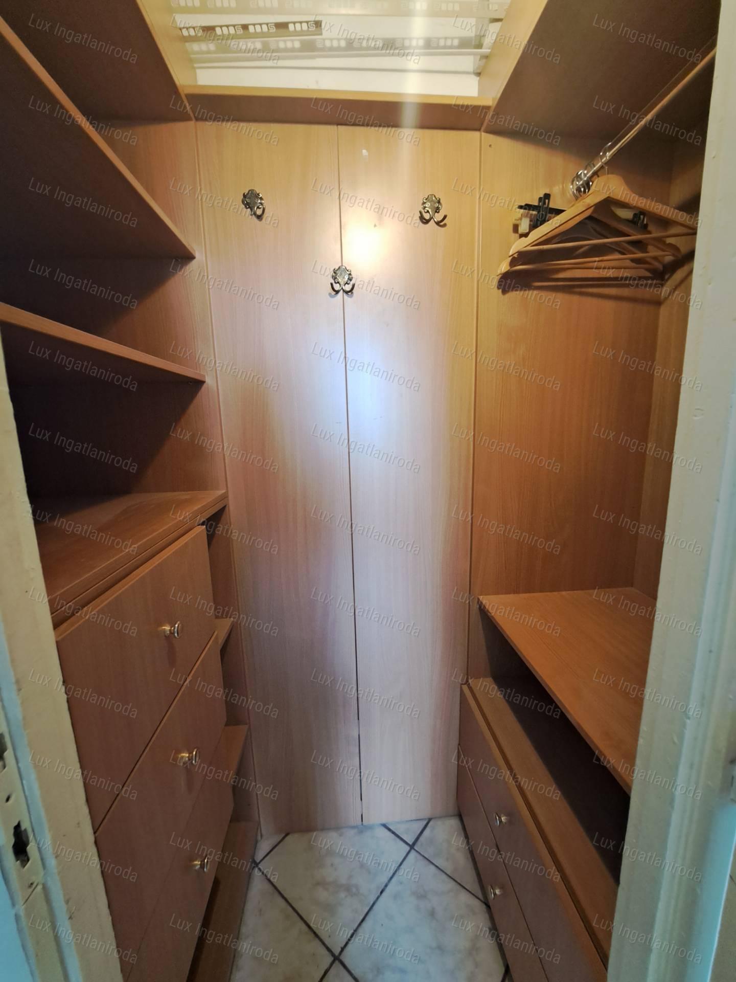 Oroszlányon kiadó 4.emeleti, 2 szobás, erkélyes, távfűtéses lakás!