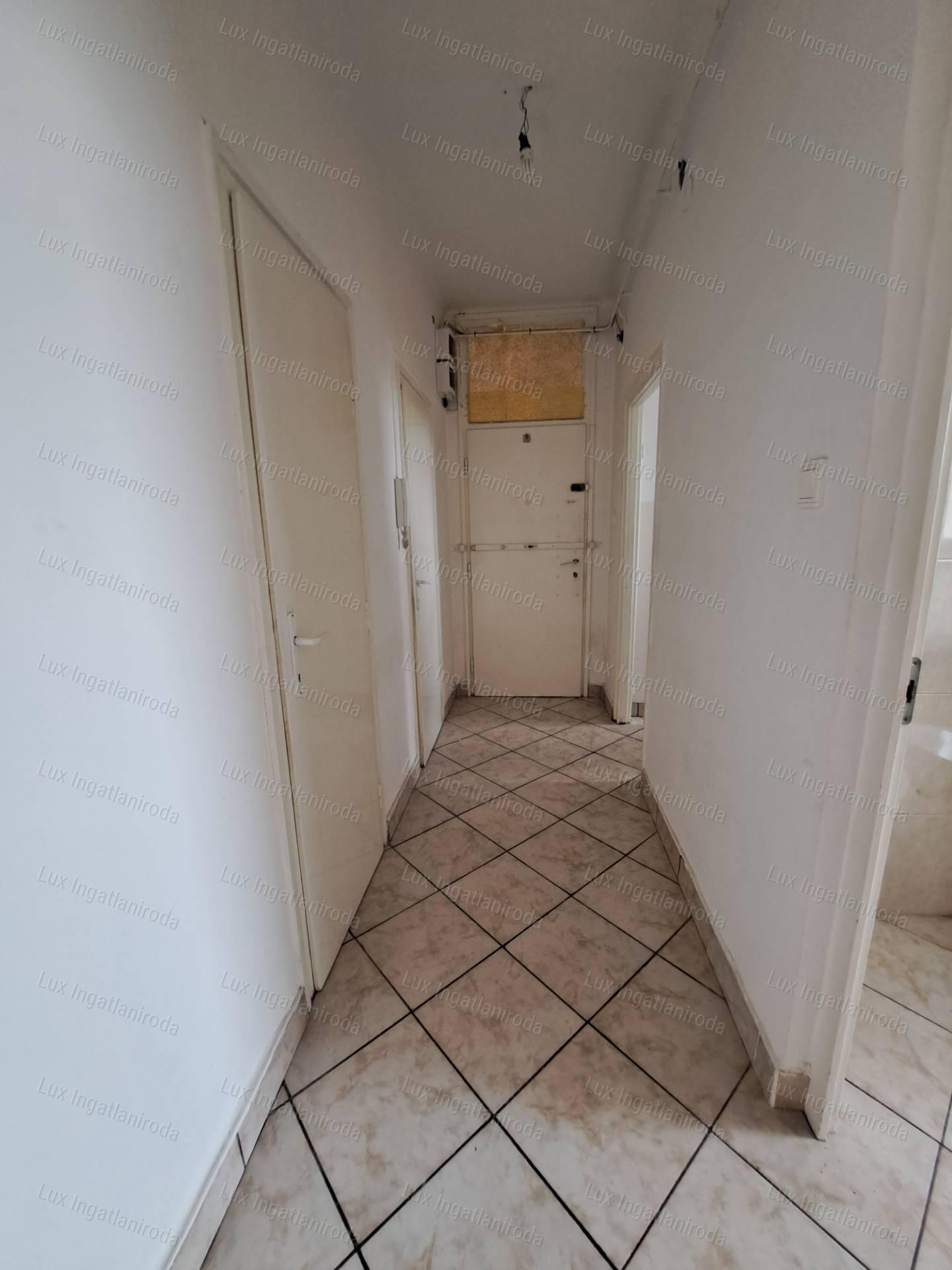 Oroszlányon kiadó 4.emeleti, 2 szobás, erkélyes, távfűtéses lakás!
