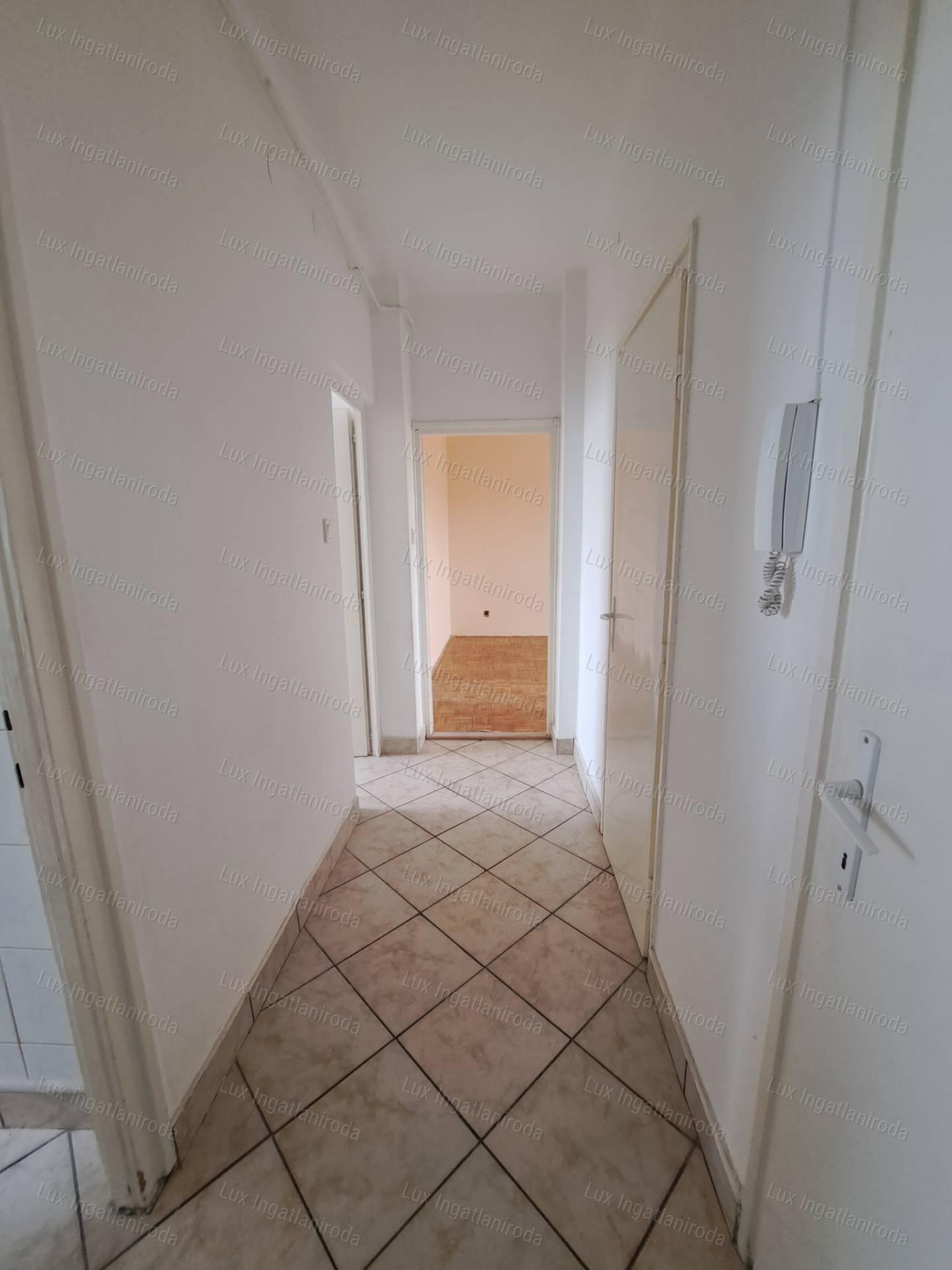 Oroszlányon kiadó 4.emeleti, 2 szobás, erkélyes, távfűtéses lakás!