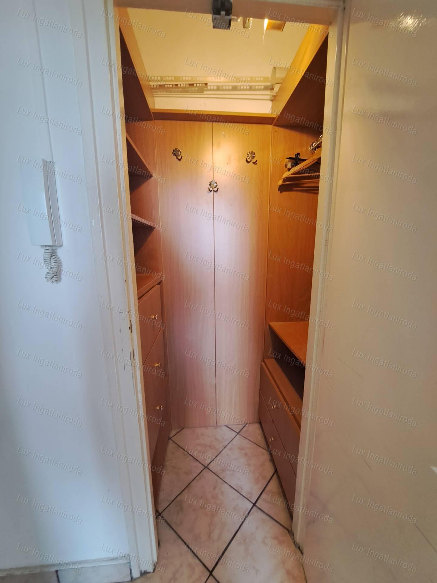 Oroszlányon kiadó 4.emeleti, 2 szobás, erkélyes, távfűtéses lakás!
