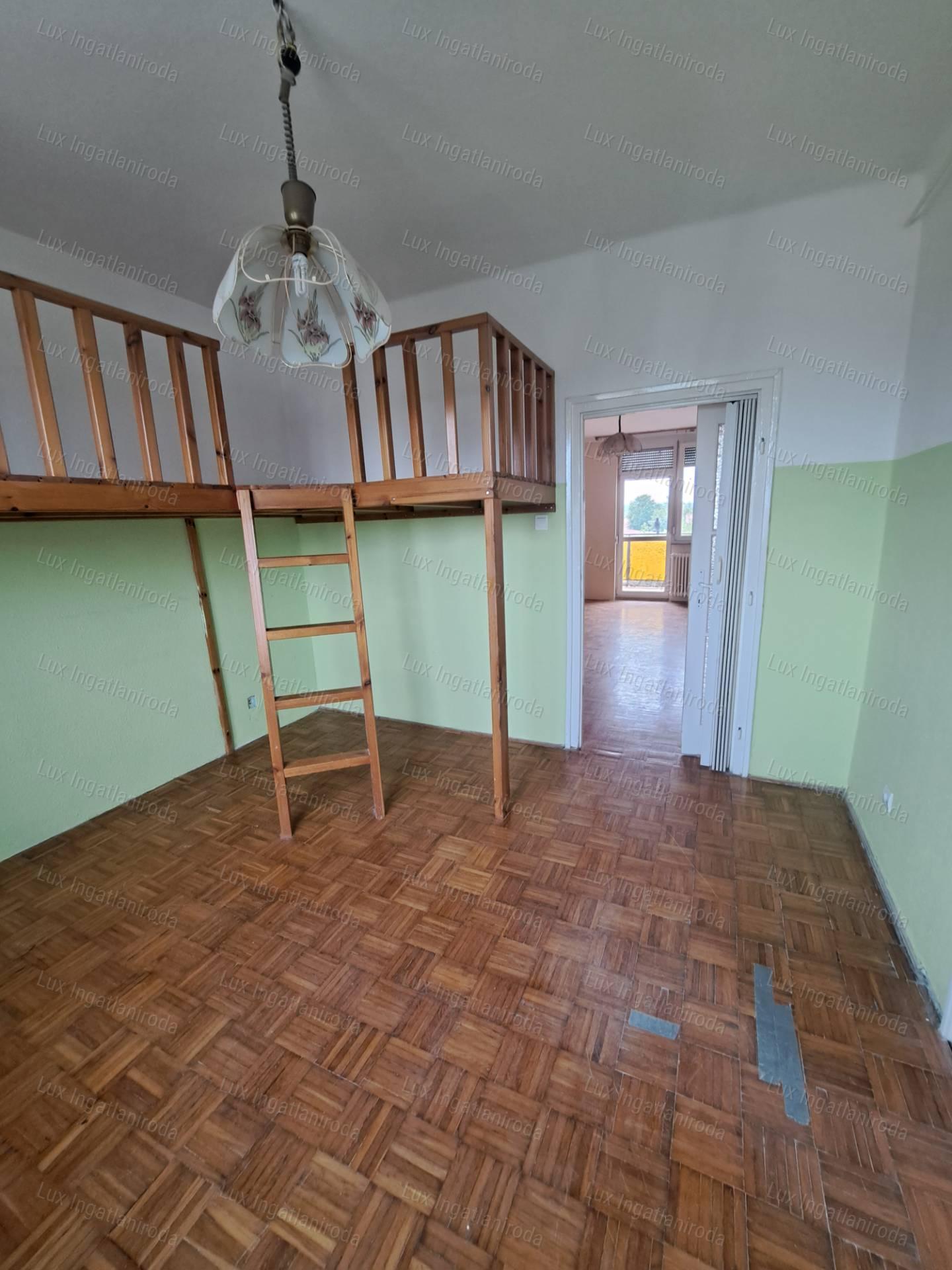 Oroszlányon kiadó 4.emeleti, 2 szobás, erkélyes, távfűtéses lakás!
