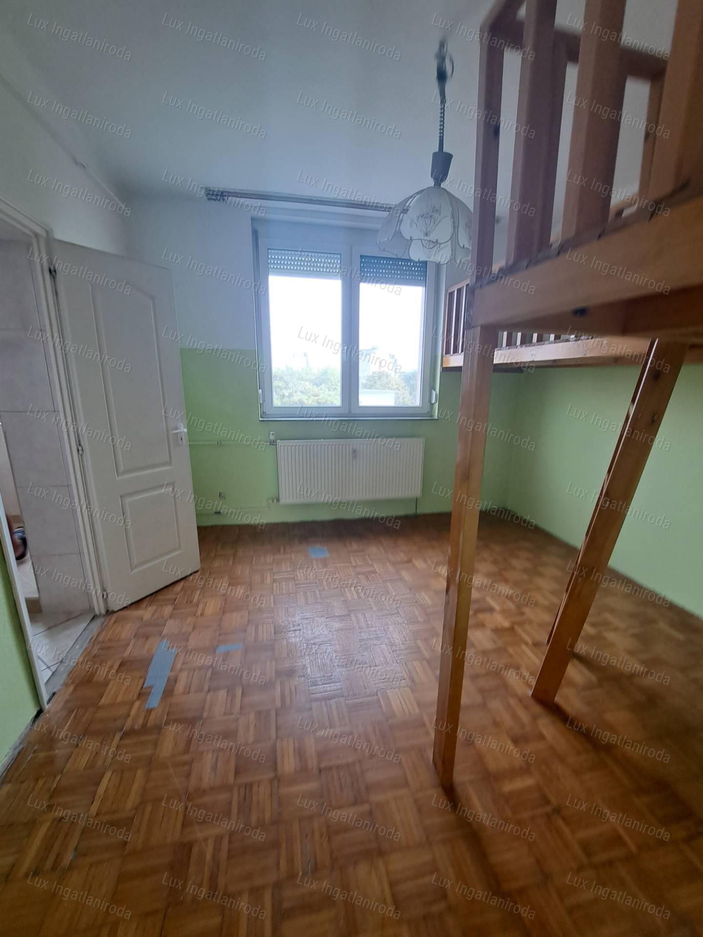 Oroszlányon kiadó 4.emeleti, 2 szobás, erkélyes, távfűtéses lakás!