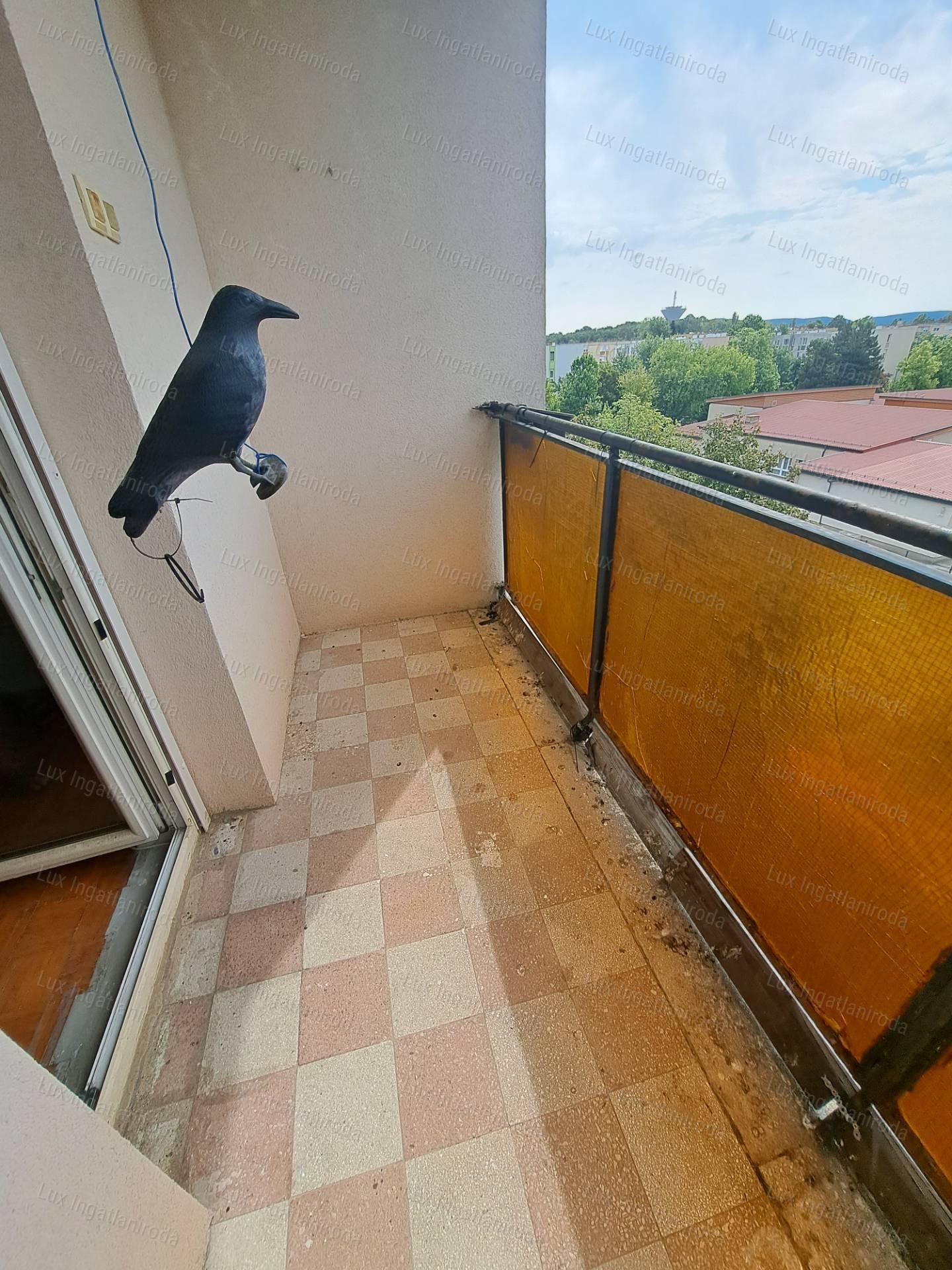 Oroszlányon kiadó 4.emeleti, 2 szobás, erkélyes, távfűtéses lakás!