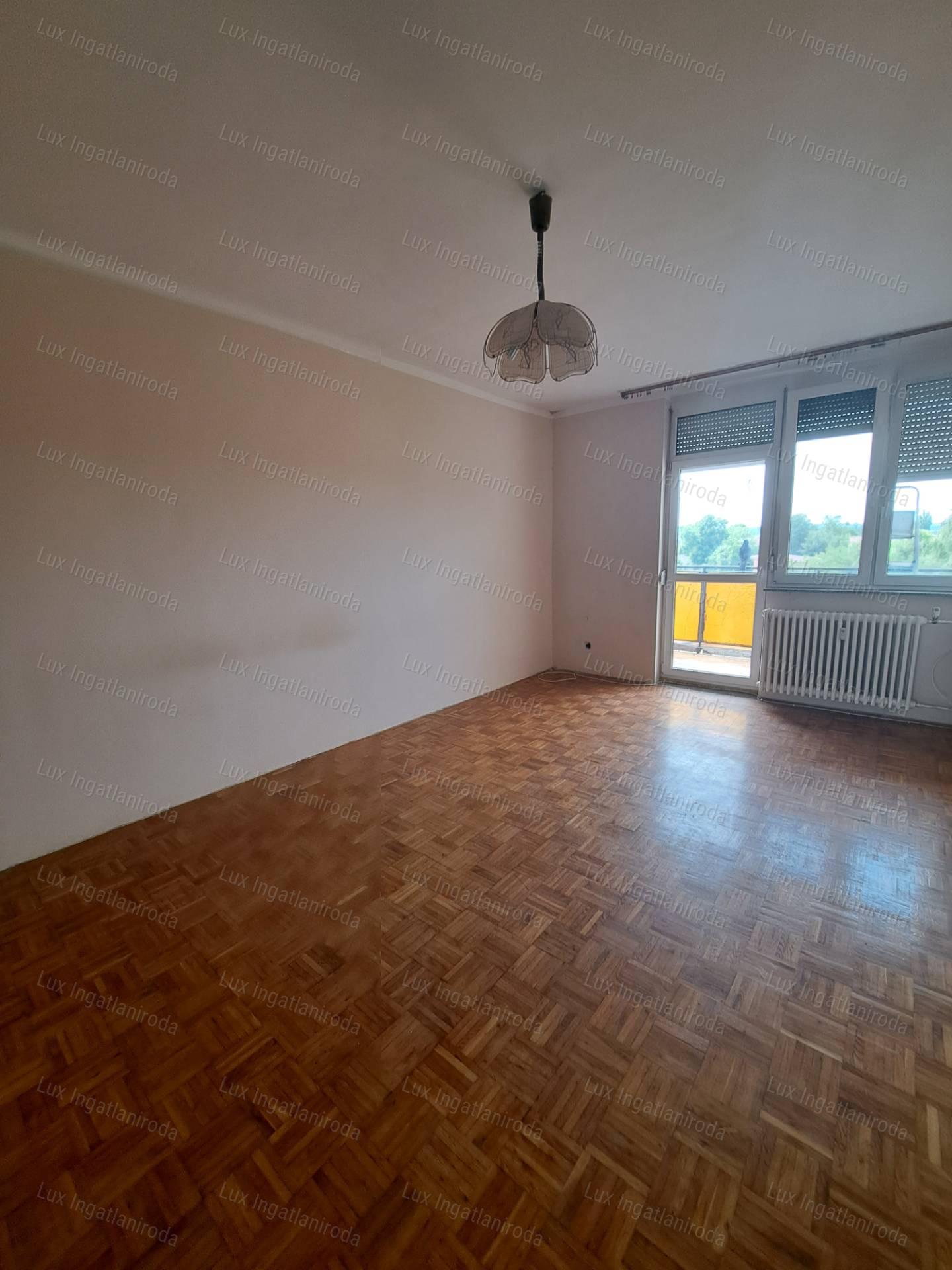 Oroszlányon kiadó 4.emeleti, 2 szobás, erkélyes, távfűtéses lakás!