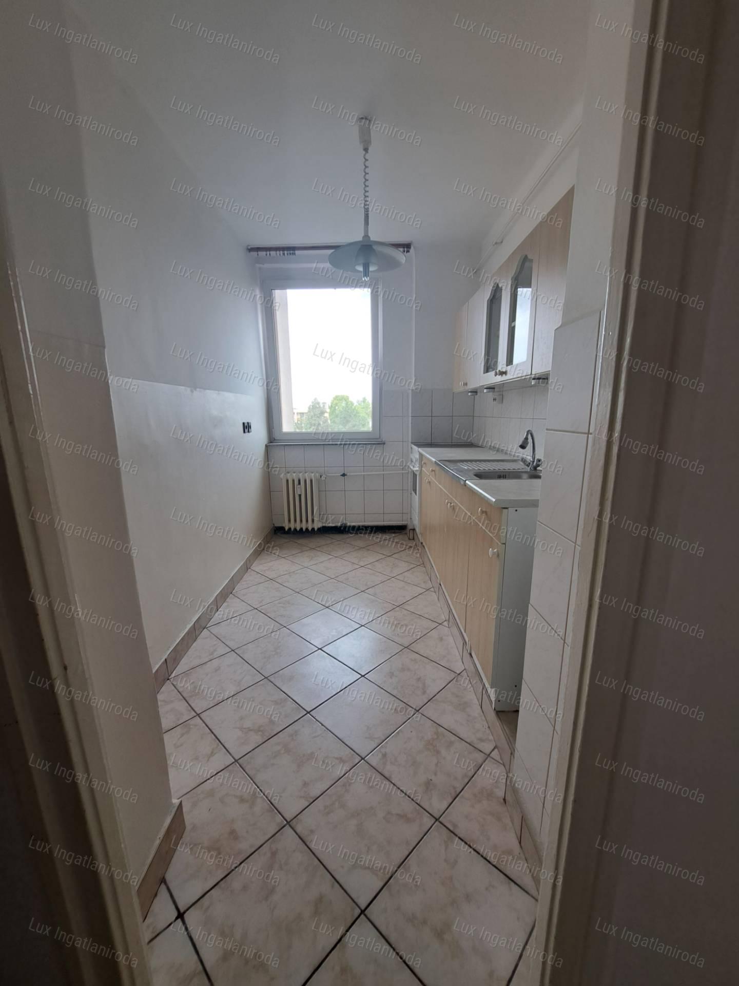 Oroszlányon kiadó 4.emeleti, 2 szobás, erkélyes, távfűtéses lakás!