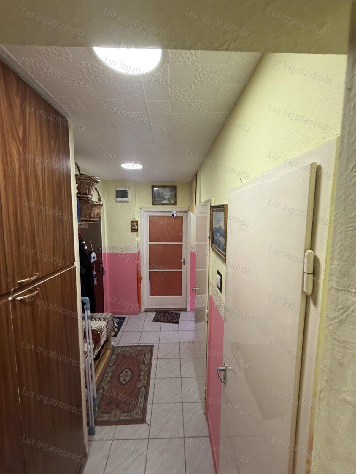 Eladó Tatabánya Ifjumunkás úton egy 53 nm egyedileg átalakított lakás.