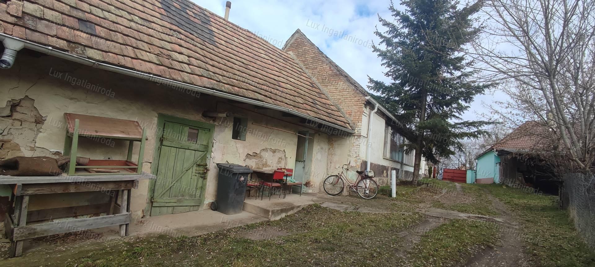 Eladó felújítandó családi ház Oroszlányon !