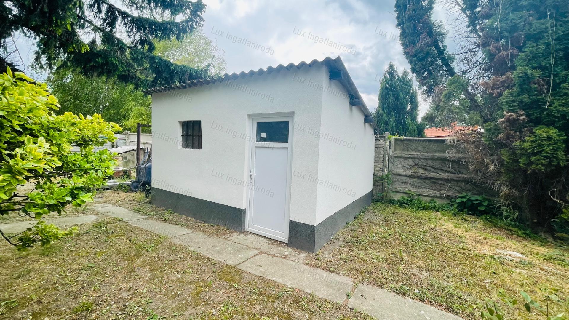 Eladó 94 m2-es társasházi lakás Komáromban, 500 m2-es saját kerttel!