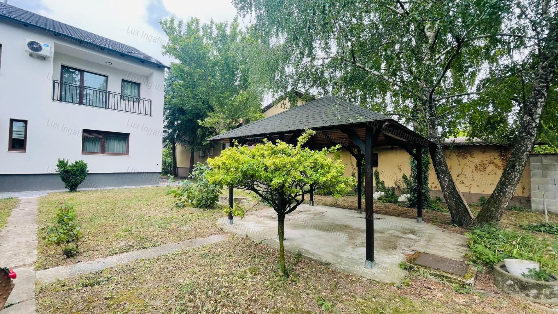 Eladó 94 m2-es társasházi lakás Komáromban, 500 m2-es saját kerttel!
