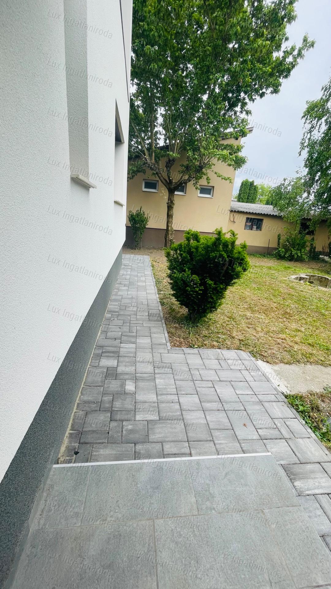 Eladó 94 m2-es társasházi lakás Komáromban, 500 m2-es saját kerttel!