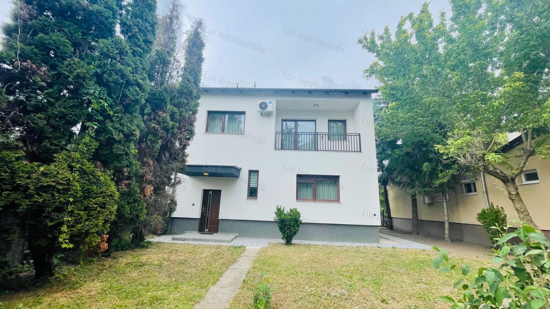 Eladó 94 m2-es társasházi lakás Komáromban, 500 m2-es saját kerttel!