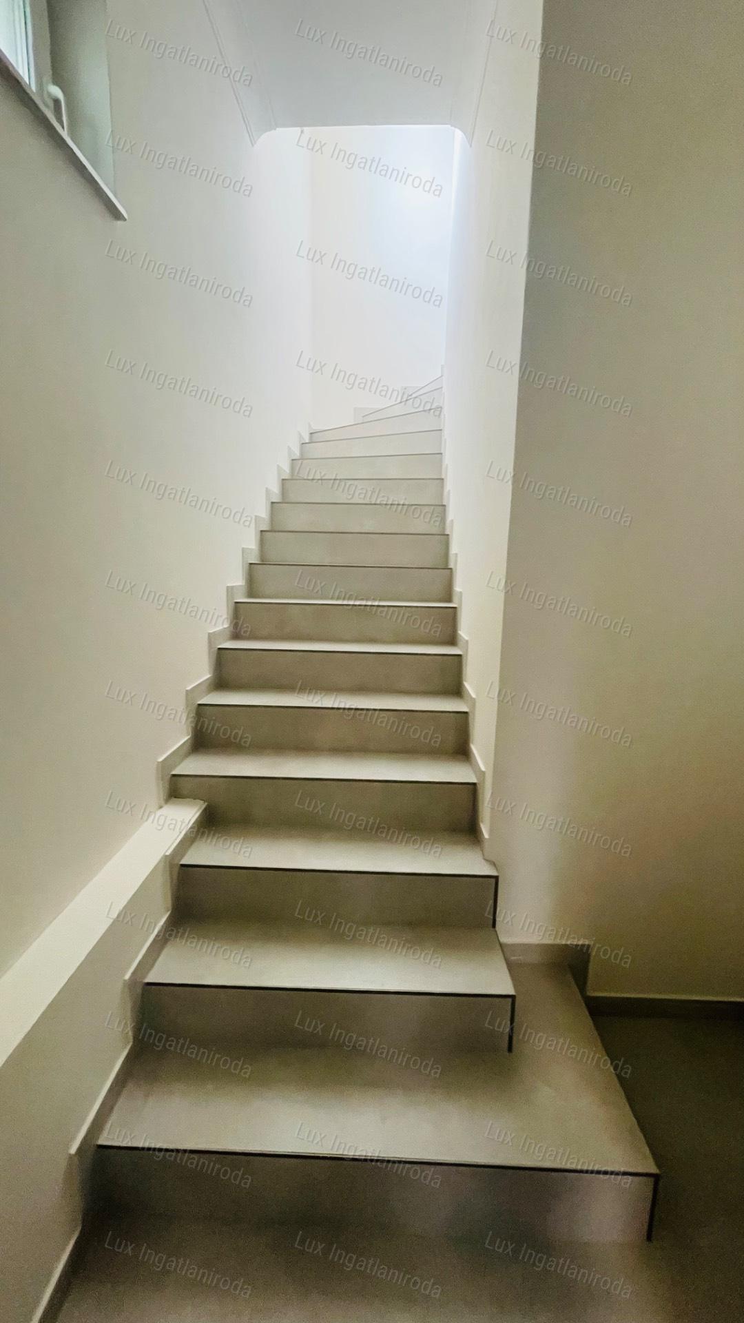 Eladó 94 m2-es társasházi lakás Komáromban, 500 m2-es saját kerttel!