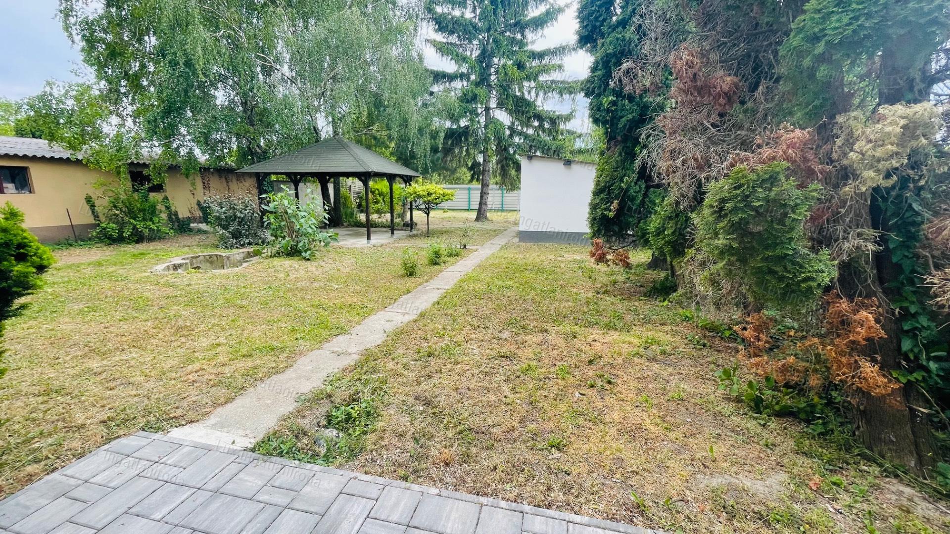 Eladó 94 m2-es társasházi lakás Komáromban, 500 m2-es saját kerttel!