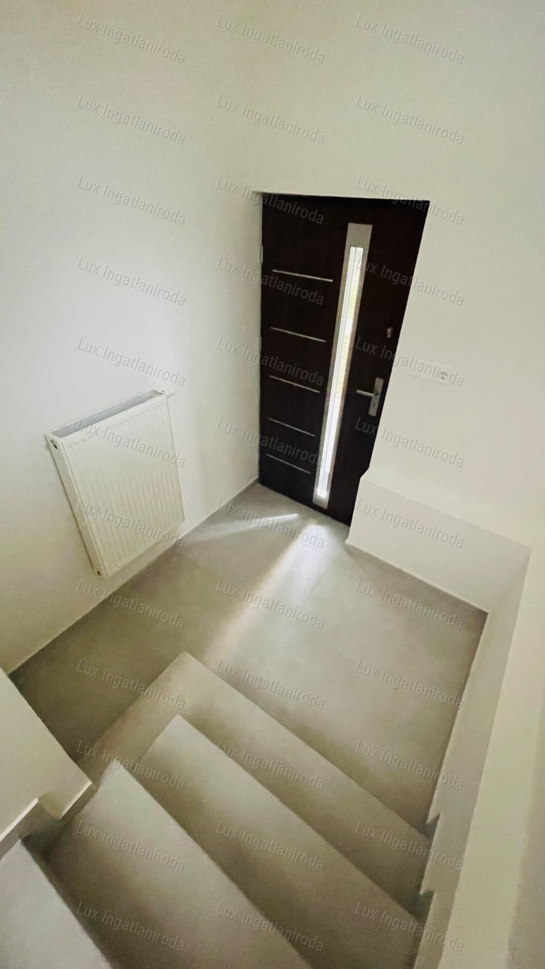 Eladó 94 m2-es társasházi lakás Komáromban, 500 m2-es saját kerttel!