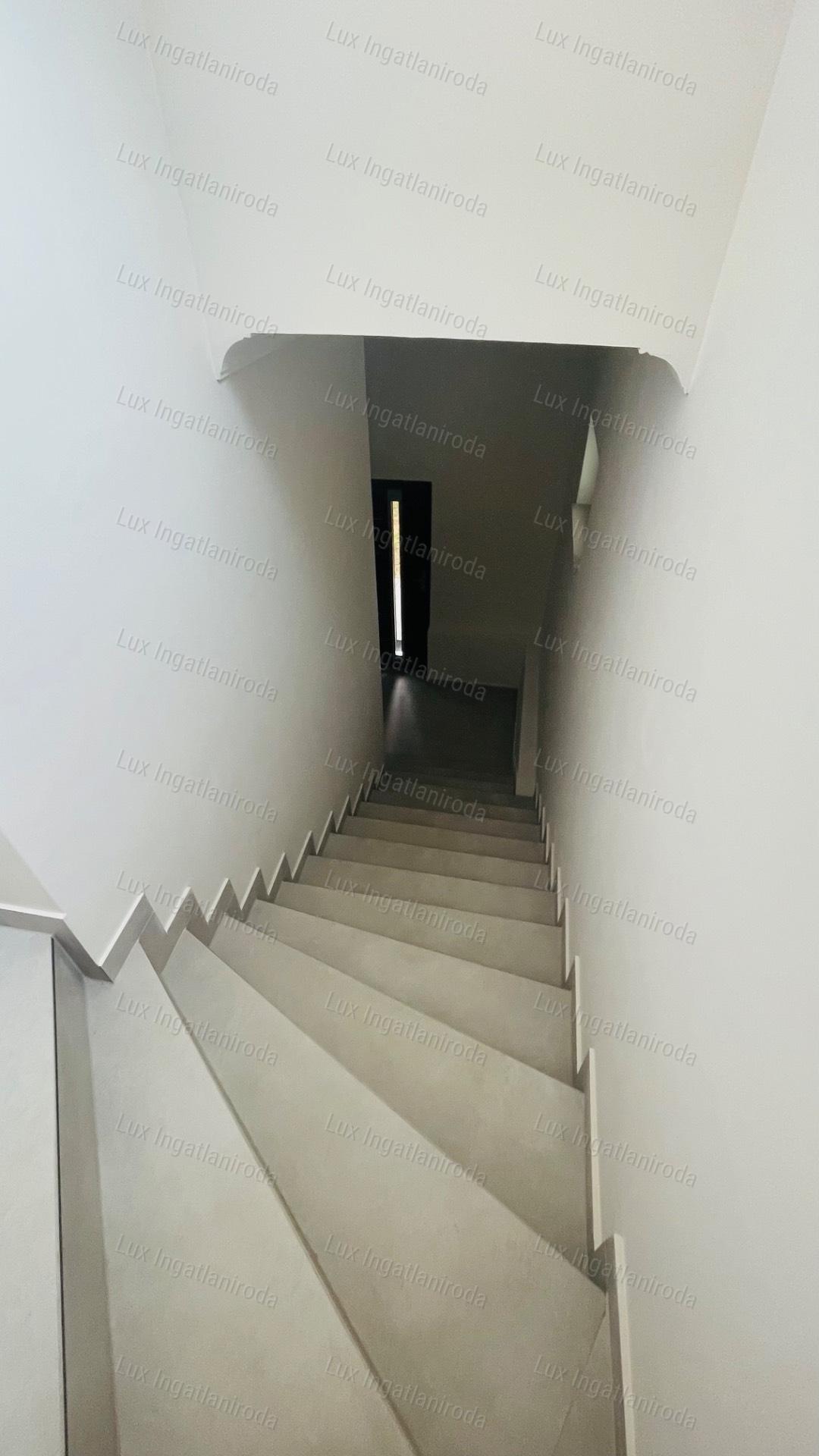 Eladó 94 m2-es társasházi lakás Komáromban, 500 m2-es saját kerttel!