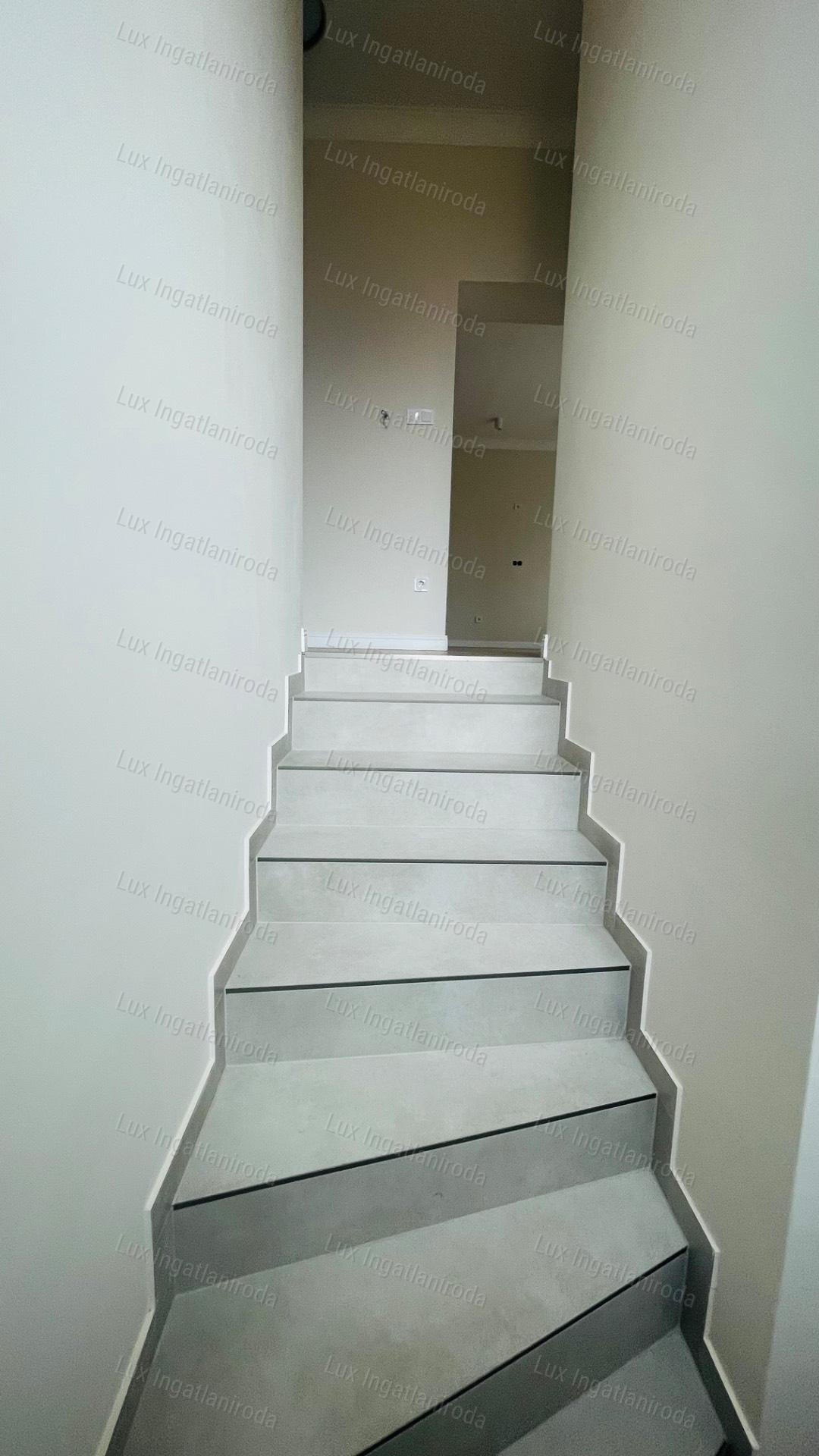 Eladó 94 m2-es társasházi lakás Komáromban, 500 m2-es saját kerttel!