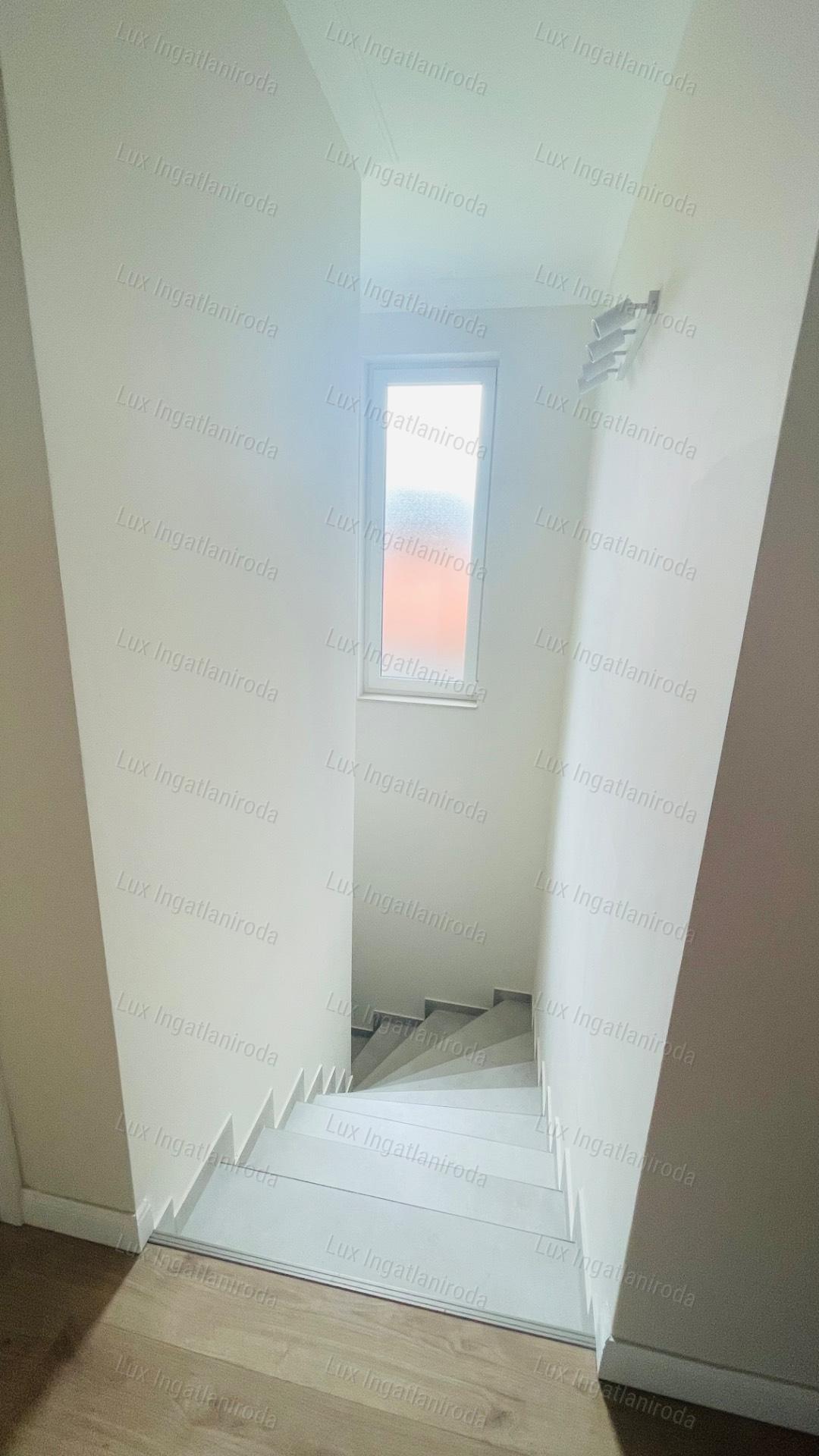 Eladó 94 m2-es társasházi lakás Komáromban, 500 m2-es saját kerttel!