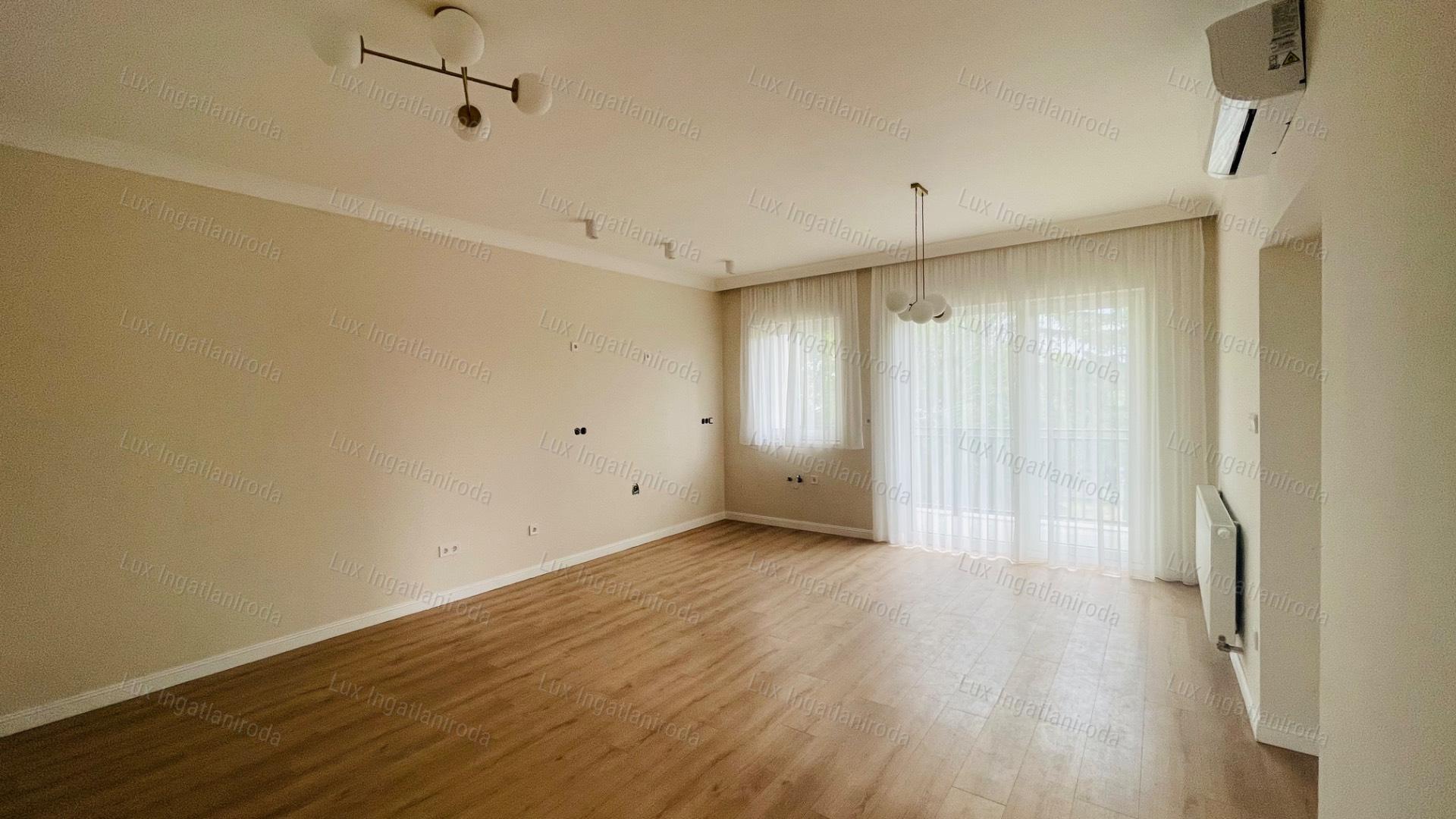 Eladó 94 m2-es társasházi lakás Komáromban, 500 m2-es saját kerttel!