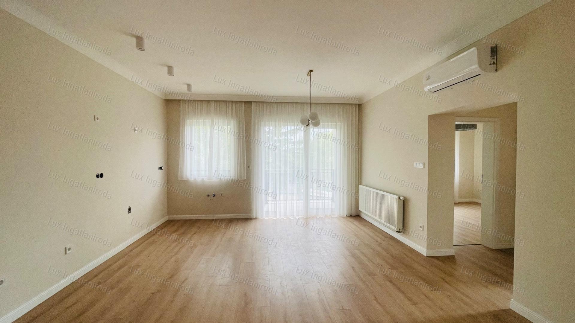 Eladó 94 m2-es társasházi lakás Komáromban, 500 m2-es saját kerttel!