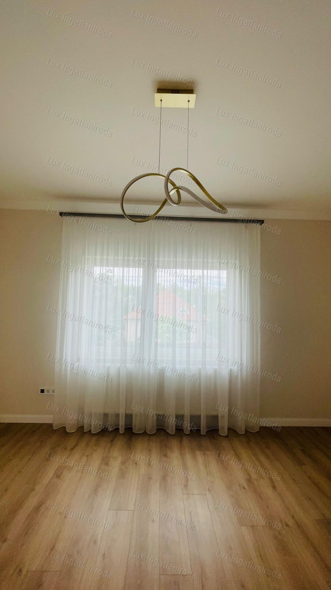 Eladó 94 m2-es társasházi lakás Komáromban, 500 m2-es saját kerttel!