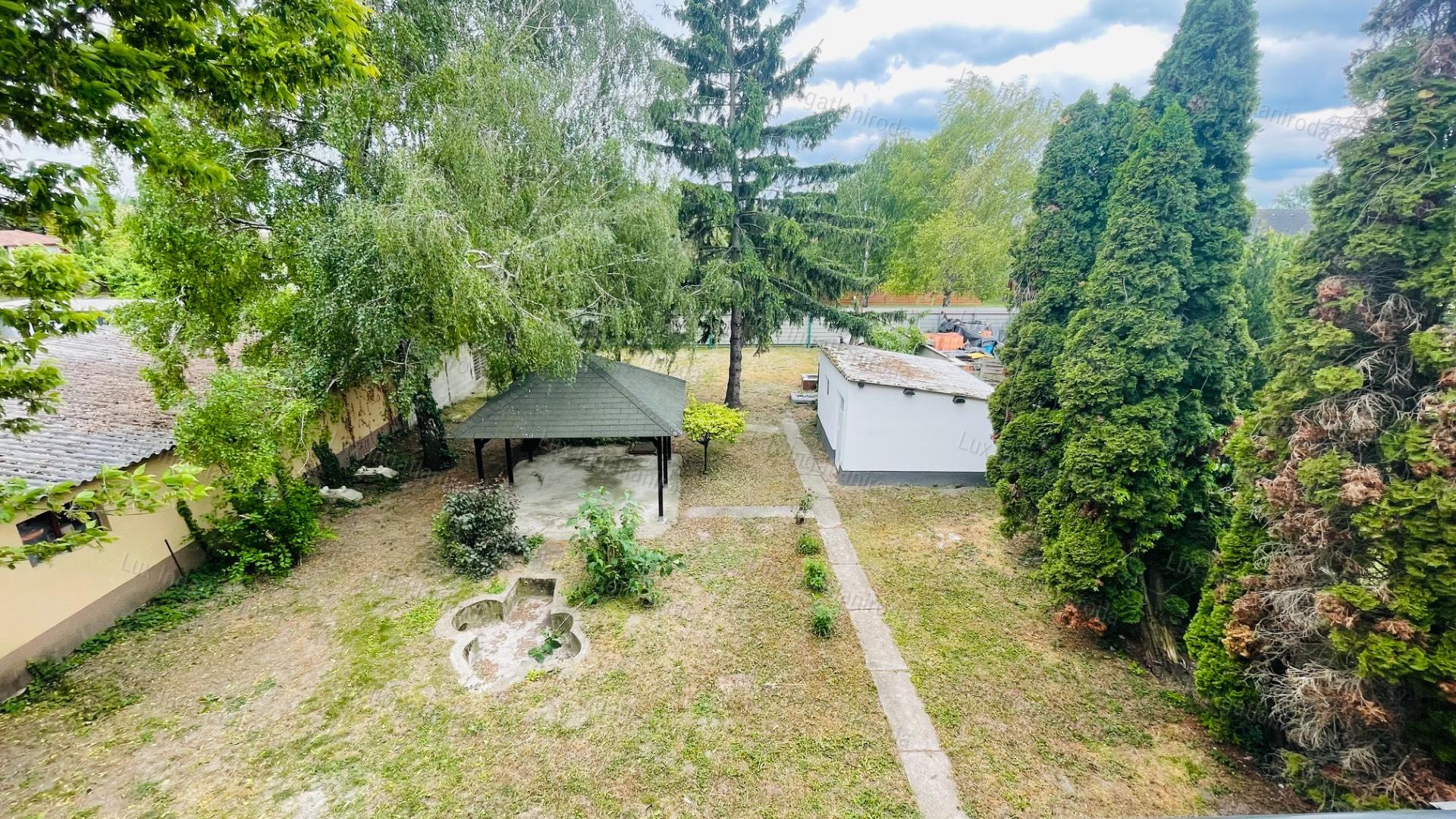 Eladó 94 m2-es társasházi lakás Komáromban, 500 m2-es saját kerttel!