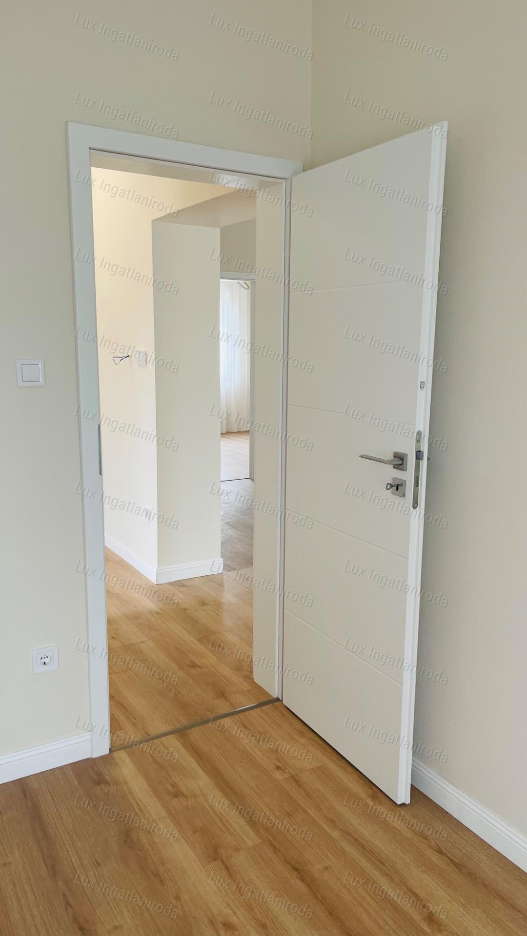 Eladó 94 m2-es társasházi lakás Komáromban, 500 m2-es saját kerttel!