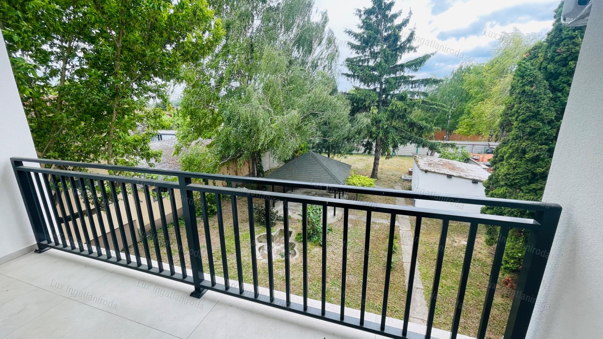 Eladó 94 m2-es társasházi lakás Komáromban, 500 m2-es saját kerttel!