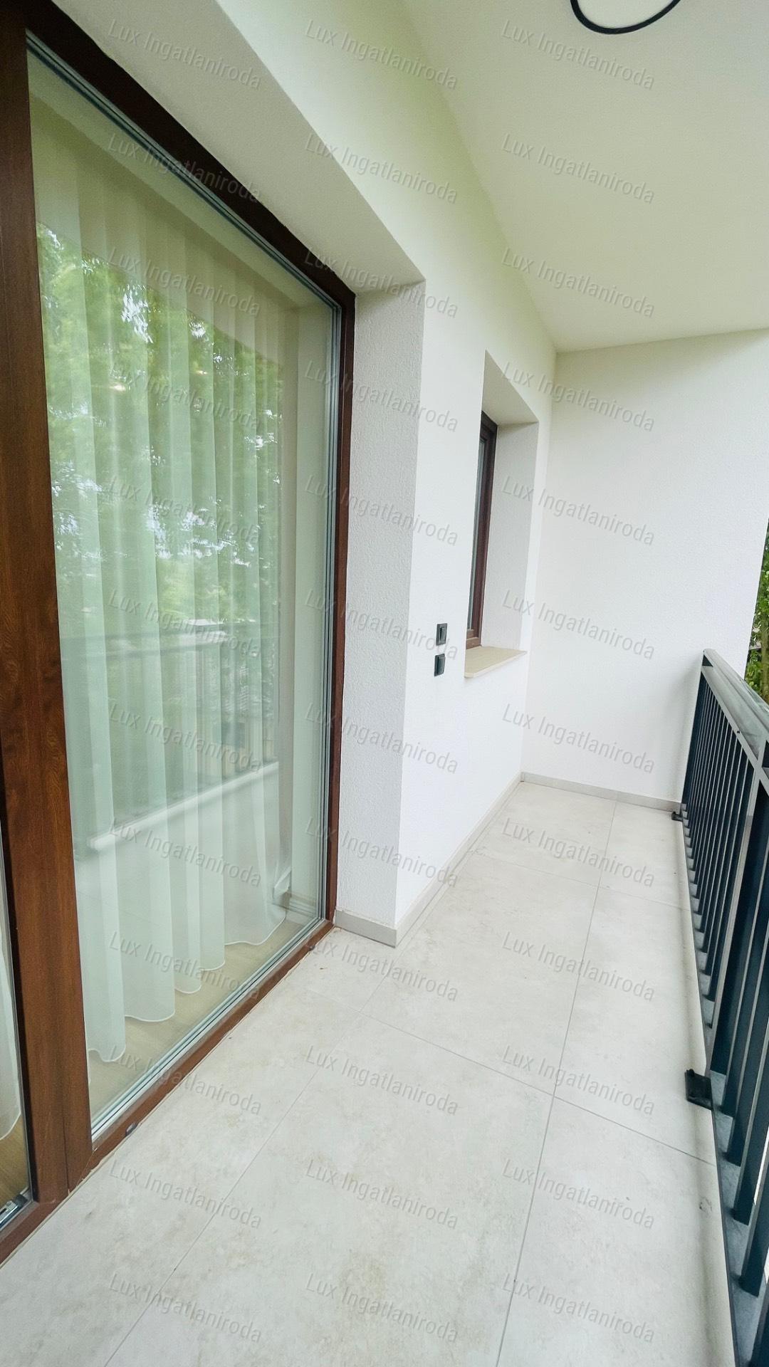 Eladó 94 m2-es társasházi lakás Komáromban, 500 m2-es saját kerttel!