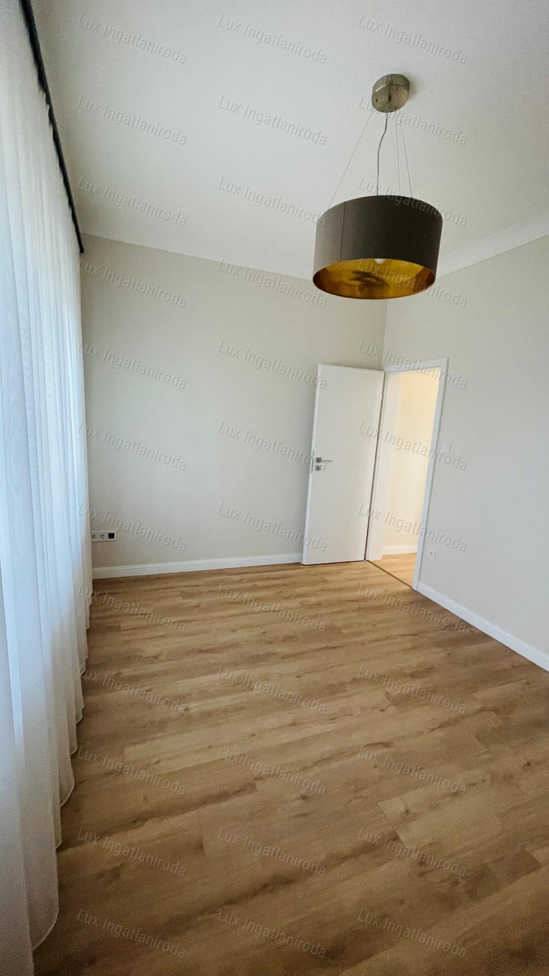 Eladó 94 m2-es társasházi lakás Komáromban, 500 m2-es saját kerttel!