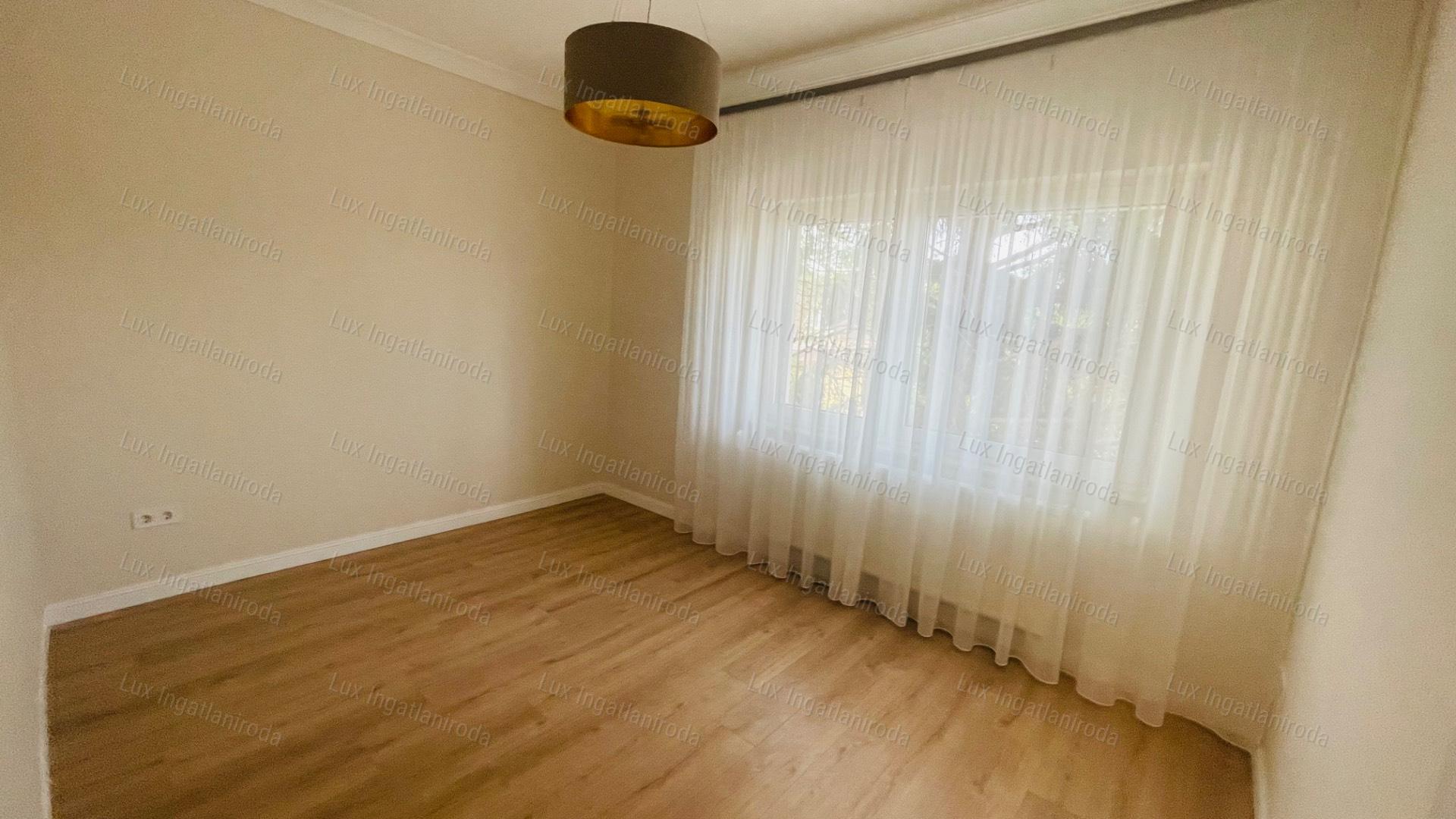 Eladó 94 m2-es társasházi lakás Komáromban, 500 m2-es saját kerttel!